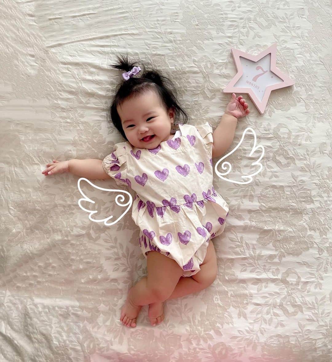 のインスタグラム：「今日で7ヶ月になりました👶🏻🍼💜 いつもニコニコな我が家の天使👼🏻🌟 お兄ちゃんともラブラブ仲良し🥰 毎日驚くほど良く寝て、寝返りに続き寝返り返り、おすわりもできるようになって、ずり這いもあと一歩😆💡 これからもすくすく元気に育ってね❣️✨ #娘 #生後7ヶ月 #ちびの #女の子ベビー #成長記録 #赤ちゃんのいる生活 #月齢フォト #7ヶ月 #7ヶ月ベビー #babygirl #mydaughter #7months」