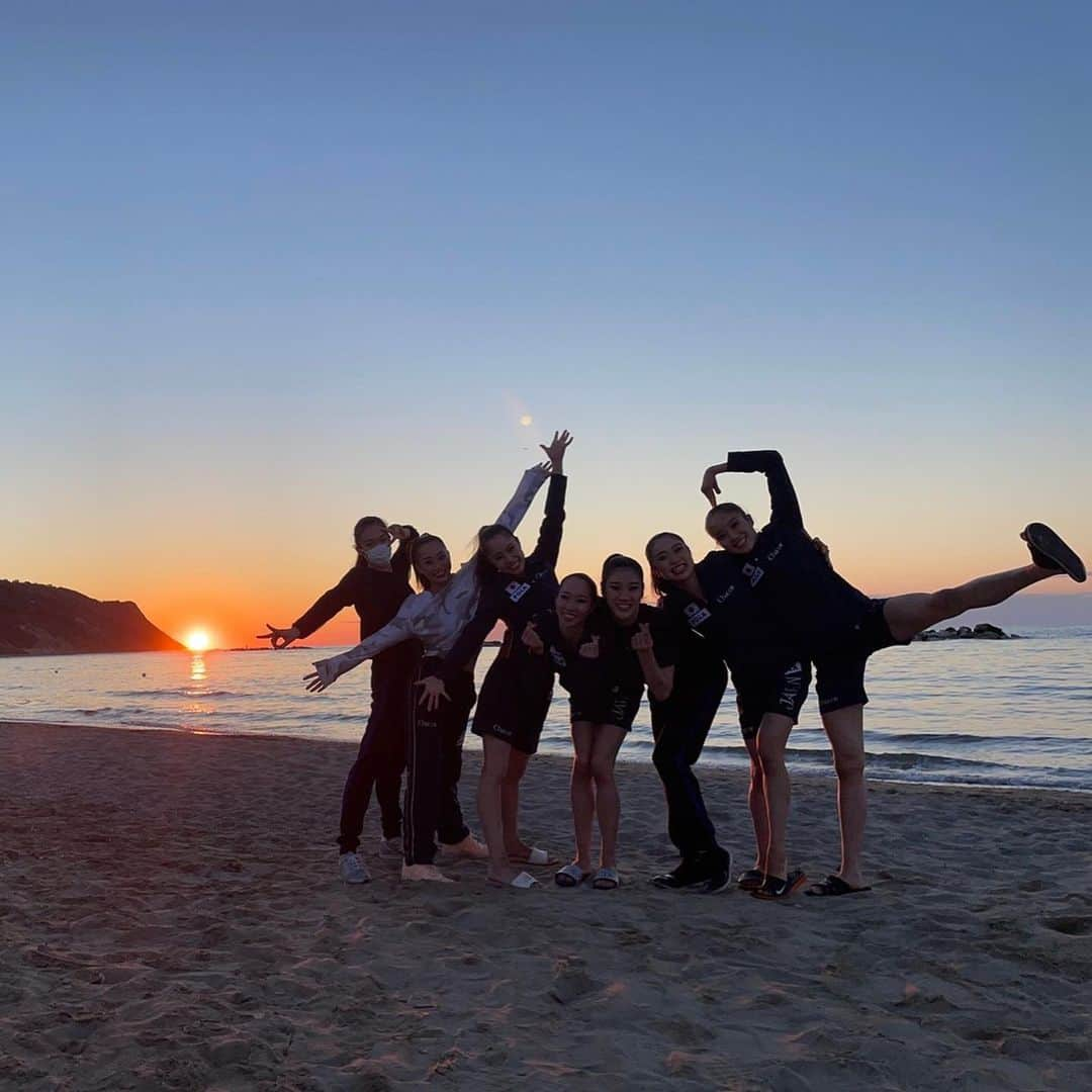 竹中七海さんのインスタグラム写真 - (竹中七海Instagram)「JUMP‼︎‼︎  🌊🌅✨  #TEAMJAPAN 🇯🇵 #フェアリージャパンPOLA  #pesaro 🇮🇹」6月2日 14時38分 - nanami_takenaka