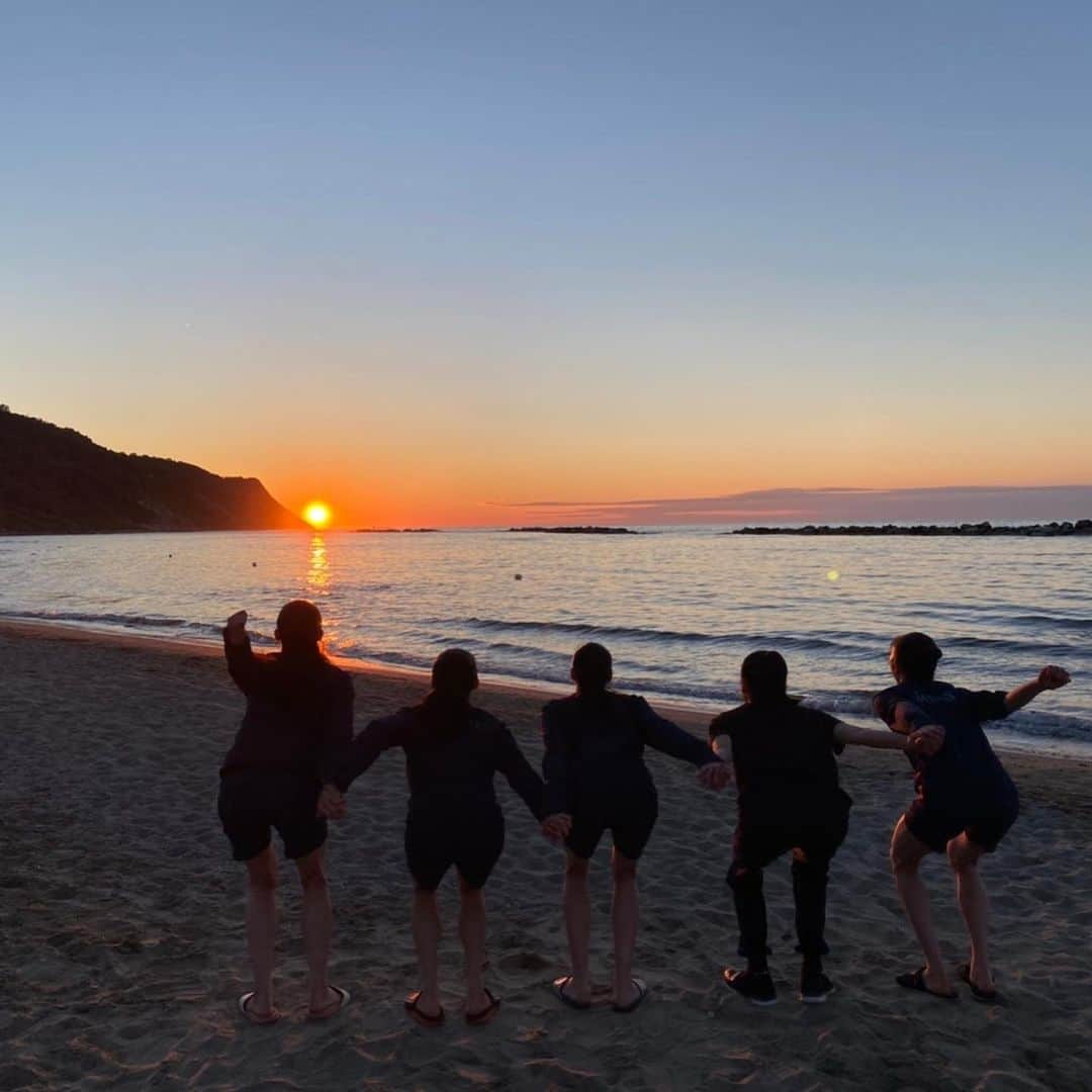 竹中七海さんのインスタグラム写真 - (竹中七海Instagram)「JUMP‼︎‼︎  🌊🌅✨  #TEAMJAPAN 🇯🇵 #フェアリージャパンPOLA  #pesaro 🇮🇹」6月2日 14時38分 - nanami_takenaka