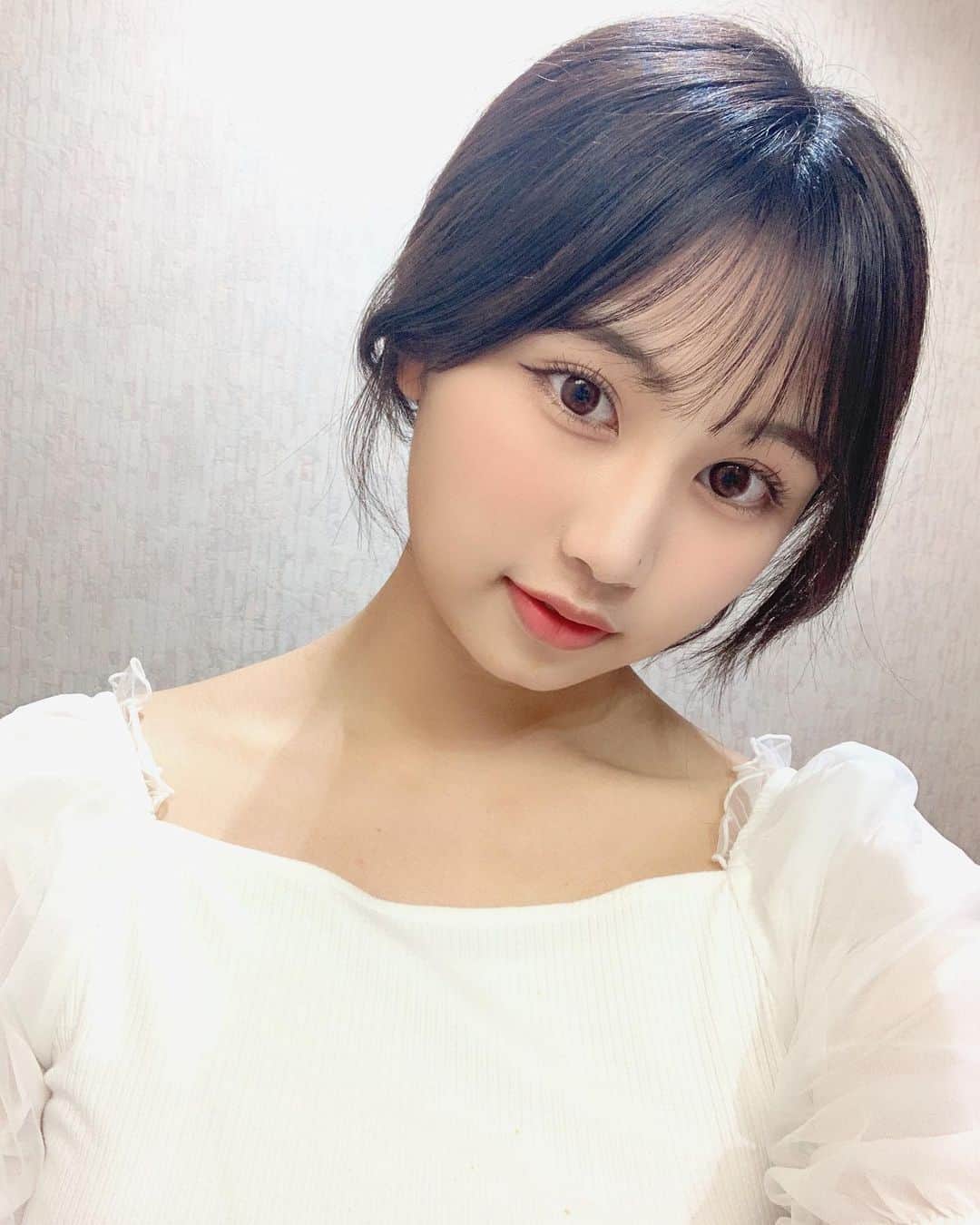 宮丸くるみのインスタグラム：「本日からtiktok始めました´`* @ kurumin20021225 「宮丸くるみ」 で検索してね~🤍  絶対チェック!!🧸🌼  ・ ・ ・  #リリバリ #lilyofthevalley #アイドル #idol #18歳 #tiktok #ロングヘア #ぱっつん前髪 #シースルーバング #まとめ髪 #おくれ毛 #自撮り」