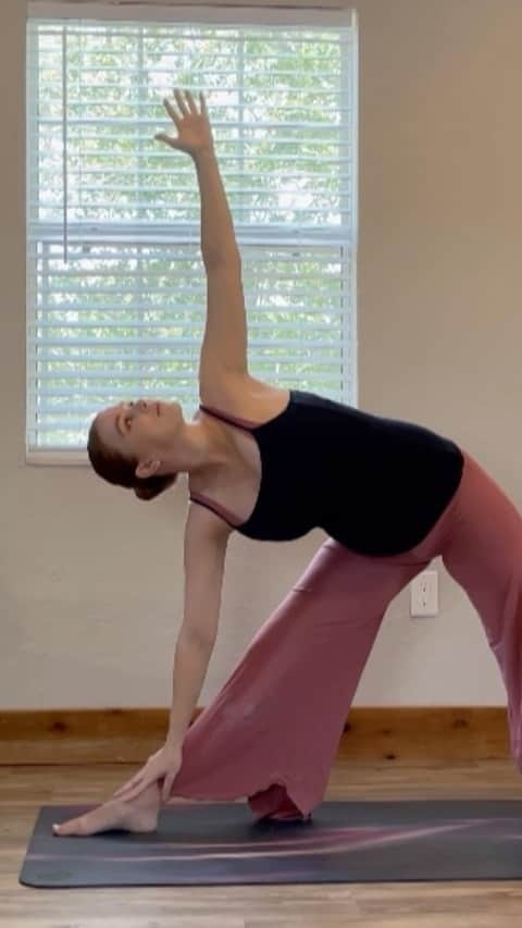 リアンナ・デッカーのインスタグラム：「Hello beautiful mamas! This class is for you, Or anyone looking for a full-body gentle stretch. I am sharing some of my favorite stretches that have helped me find some relief from pregnancy pains. My ribs and back have been my main problem areas, and these stretches have helped me a lot. I hope they help you find some relief too 🥰✨ Link to the full video in bio! #prenatalyoga #yogaforpregnancy #fullbodystretch #yoga #pregnancy」