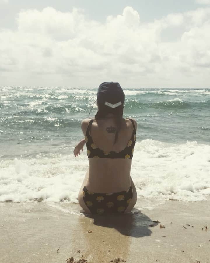 ナタリア・マリフのインスタグラム：「Океан стоит увидеть лишь однажды , чтобы потом скучать по нему всю жизнь. 🌊 #miami #miamibeach #florida #usa #malykh_trip #майами #майамибич」