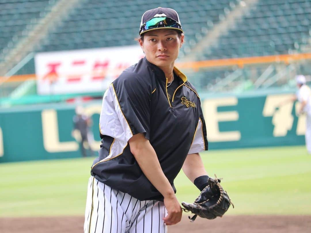 阪神タイガースさんのインスタグラム写真 - (阪神タイガースInstagram)「本日も甲子園でオリックス戦です‼︎  試合前練習の様子をお届けします！  #北條史也 選手#西勇輝 選手#ジョーガンケル 選手#坂本誠志郎 選手#ジェリーサンズ 選手 #阪神タイガース#挑超頂  #セパ交流戦 #関西ダービー」6月2日 16時40分 - hanshintigers_official