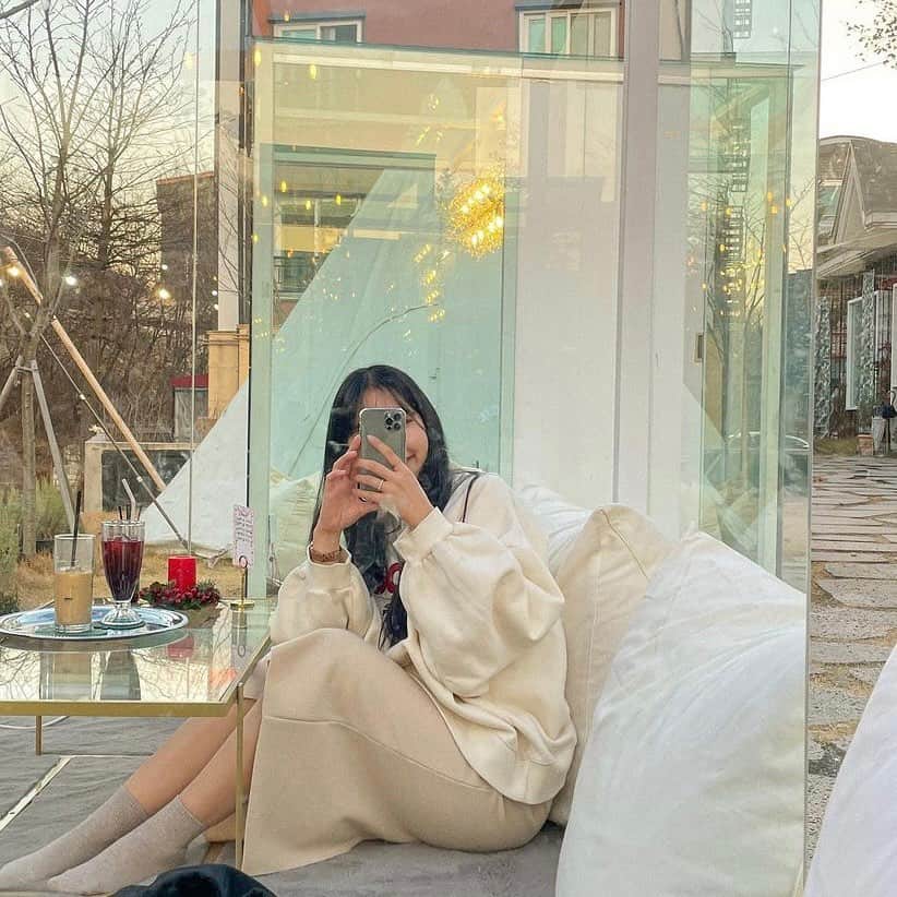 ハルハルさんのインスタグラム写真 - (ハルハルInstagram)「ソーシャルディスタンスが保てる今人気の韓国カフェ☕️🇰🇷  あんにょん！ ハルハル編集部のみみちゃんですꪔ̤̮ ♡  人と距離を置いて生活することが重視されている この時代だからこそより注目されているのが 光州（クァンジュ）にあるcafe green grass  なんといっても目を引くのは外にあるガラスのお部屋⛺️ グランピングのような雰囲気を楽しめそうです♡ ※外のテントは予約が必要  インテリアや料理にもこだわっているとのことで 中でも人気なのが「カヤトースト」というメニュー🏷 気になったら見返せるように保存をしてくださいね.ᐟ.ᐟ  〰︎  ☕️cafe green grass @greengrass_view 📍京畿道 光州市 オポウプ スレシルギル 155  ※詳細は公式Instagramをチェックしてね☑︎  ┈┈┈┈┈┈┈┈┈┈┈┈┈┈┈┈┈┈┈  今回の可愛いお写真は、 以下の方からお借りしています♡ ‌ Thanks for… ‌  @hca_fe 님 @cwxxgram 님 @mxx._.z 님  #ハルハル をタグ付けしていただくと、 ハルハルのInstagramに投稿させていただくために ハルハルからご連絡させていただく場合がございます  #하루하루 를 태그하시면 하루하루의 인스타그램에서 사용할 경우가 있습니다. 사용하기 전에 하루하루로부터 연락을 드리겠습니다.  ┈┈┈┈┈┈┈┈┈┈┈┈┈┈┈┈┈┈┈  #光州カフェ #クァンジュカフェ #韓国カフェ #韓国情報 #韓国カフェ情報 #渡韓 #韓国旅行 #韓国流行 #カフェグリーングラス #デートスポット #그린그라스풍경 #광주카페투어 #경기도광주카페 #신상카페추천 #가오픈카페투어#이색데이트장소 #이색데이트명소 #이색데이트코스#광주핫플 #광주맘 #greengrasscafe」6月2日 17時00分 - haruharu_furyu