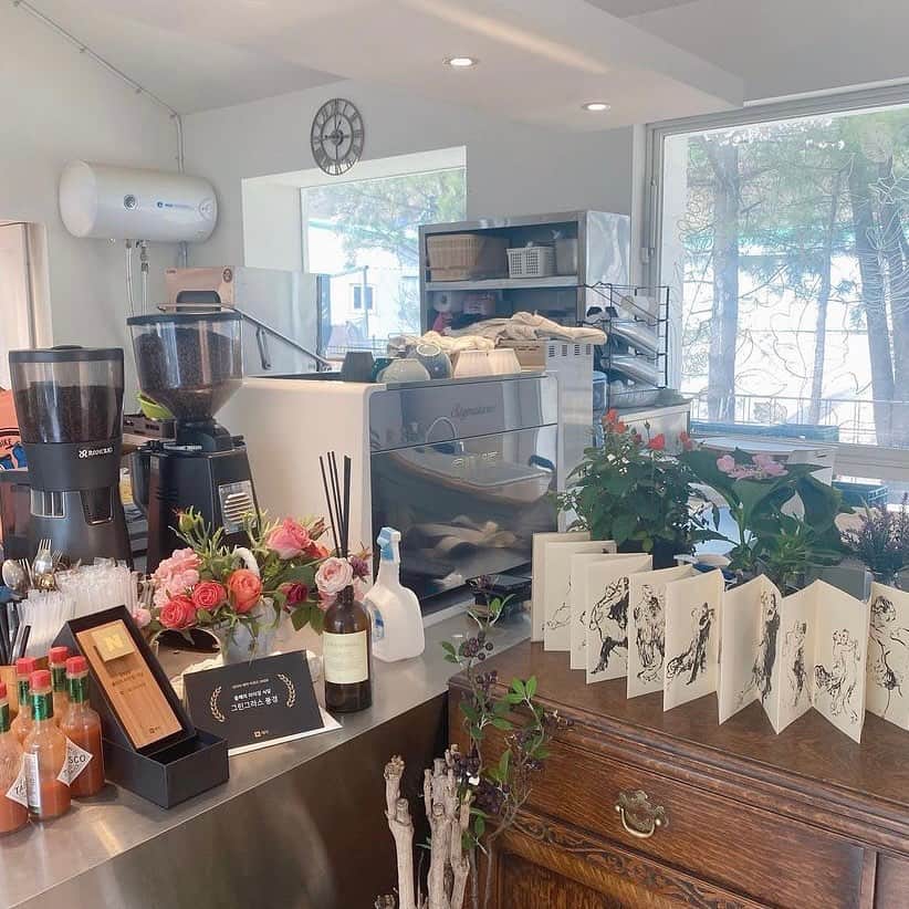 ハルハルさんのインスタグラム写真 - (ハルハルInstagram)「ソーシャルディスタンスが保てる今人気の韓国カフェ☕️🇰🇷  あんにょん！ ハルハル編集部のみみちゃんですꪔ̤̮ ♡  人と距離を置いて生活することが重視されている この時代だからこそより注目されているのが 光州（クァンジュ）にあるcafe green grass  なんといっても目を引くのは外にあるガラスのお部屋⛺️ グランピングのような雰囲気を楽しめそうです♡ ※外のテントは予約が必要  インテリアや料理にもこだわっているとのことで 中でも人気なのが「カヤトースト」というメニュー🏷 気になったら見返せるように保存をしてくださいね.ᐟ.ᐟ  〰︎  ☕️cafe green grass @greengrass_view 📍京畿道 光州市 オポウプ スレシルギル 155  ※詳細は公式Instagramをチェックしてね☑︎  ┈┈┈┈┈┈┈┈┈┈┈┈┈┈┈┈┈┈┈  今回の可愛いお写真は、 以下の方からお借りしています♡ ‌ Thanks for… ‌  @hca_fe 님 @cwxxgram 님 @mxx._.z 님  #ハルハル をタグ付けしていただくと、 ハルハルのInstagramに投稿させていただくために ハルハルからご連絡させていただく場合がございます  #하루하루 를 태그하시면 하루하루의 인스타그램에서 사용할 경우가 있습니다. 사용하기 전에 하루하루로부터 연락을 드리겠습니다.  ┈┈┈┈┈┈┈┈┈┈┈┈┈┈┈┈┈┈┈  #光州カフェ #クァンジュカフェ #韓国カフェ #韓国情報 #韓国カフェ情報 #渡韓 #韓国旅行 #韓国流行 #カフェグリーングラス #デートスポット #그린그라스풍경 #광주카페투어 #경기도광주카페 #신상카페추천 #가오픈카페투어#이색데이트장소 #이색데이트명소 #이색데이트코스#광주핫플 #광주맘 #greengrasscafe」6月2日 17時00分 - haruharu_furyu