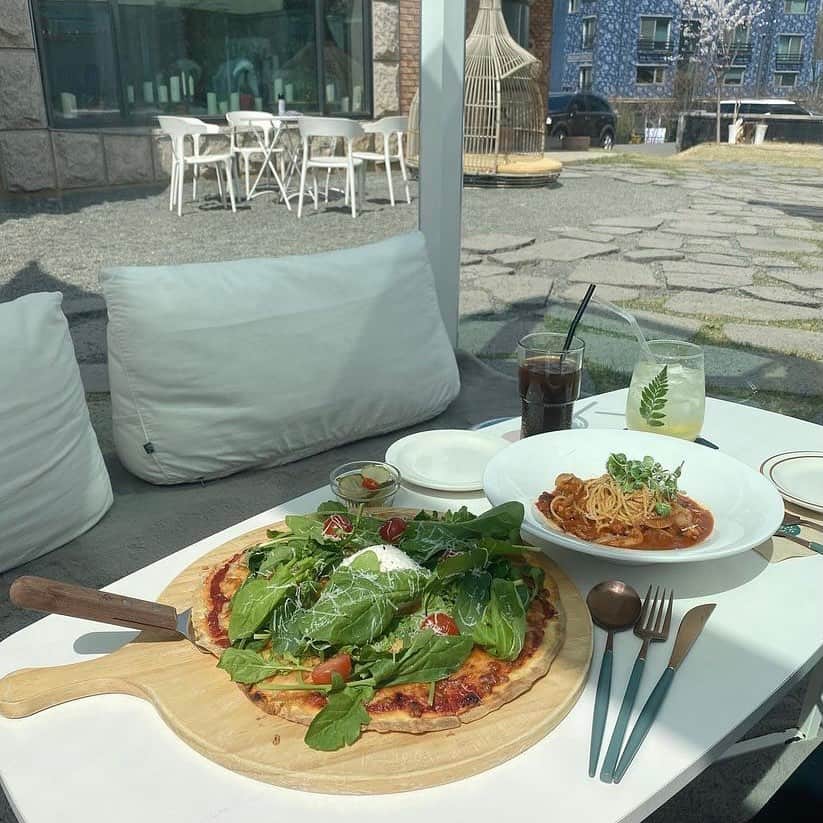 ハルハルさんのインスタグラム写真 - (ハルハルInstagram)「ソーシャルディスタンスが保てる今人気の韓国カフェ☕️🇰🇷  あんにょん！ ハルハル編集部のみみちゃんですꪔ̤̮ ♡  人と距離を置いて生活することが重視されている この時代だからこそより注目されているのが 光州（クァンジュ）にあるcafe green grass  なんといっても目を引くのは外にあるガラスのお部屋⛺️ グランピングのような雰囲気を楽しめそうです♡ ※外のテントは予約が必要  インテリアや料理にもこだわっているとのことで 中でも人気なのが「カヤトースト」というメニュー🏷 気になったら見返せるように保存をしてくださいね.ᐟ.ᐟ  〰︎  ☕️cafe green grass @greengrass_view 📍京畿道 光州市 オポウプ スレシルギル 155  ※詳細は公式Instagramをチェックしてね☑︎  ┈┈┈┈┈┈┈┈┈┈┈┈┈┈┈┈┈┈┈  今回の可愛いお写真は、 以下の方からお借りしています♡ ‌ Thanks for… ‌  @hca_fe 님 @cwxxgram 님 @mxx._.z 님  #ハルハル をタグ付けしていただくと、 ハルハルのInstagramに投稿させていただくために ハルハルからご連絡させていただく場合がございます  #하루하루 를 태그하시면 하루하루의 인스타그램에서 사용할 경우가 있습니다. 사용하기 전에 하루하루로부터 연락을 드리겠습니다.  ┈┈┈┈┈┈┈┈┈┈┈┈┈┈┈┈┈┈┈  #光州カフェ #クァンジュカフェ #韓国カフェ #韓国情報 #韓国カフェ情報 #渡韓 #韓国旅行 #韓国流行 #カフェグリーングラス #デートスポット #그린그라스풍경 #광주카페투어 #경기도광주카페 #신상카페추천 #가오픈카페투어#이색데이트장소 #이색데이트명소 #이색데이트코스#광주핫플 #광주맘 #greengrasscafe」6月2日 17時00分 - haruharu_furyu