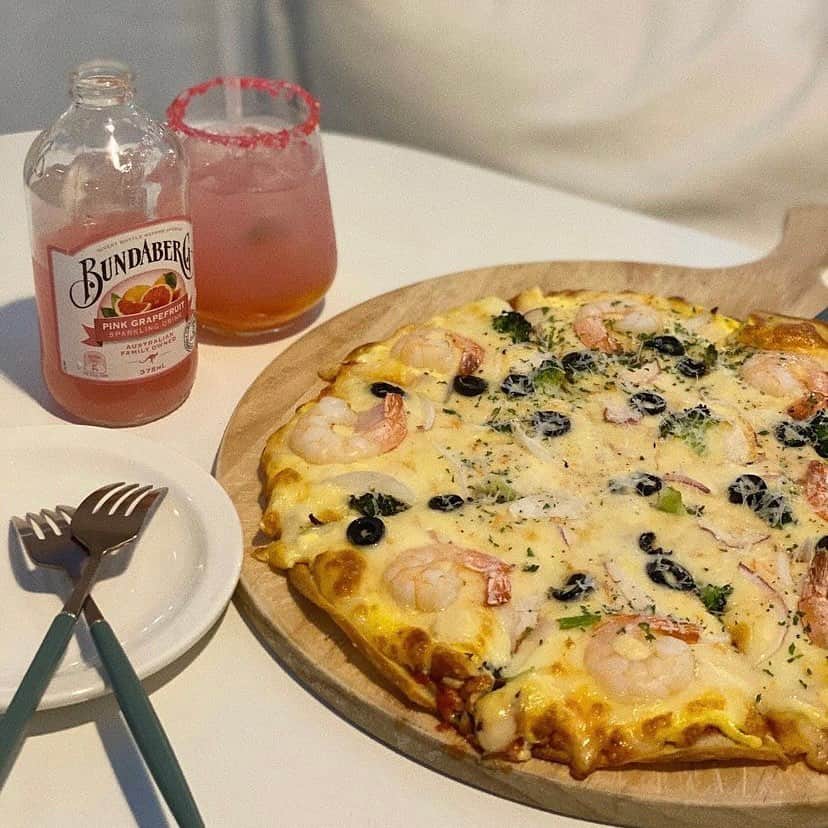 ハルハルさんのインスタグラム写真 - (ハルハルInstagram)「ソーシャルディスタンスが保てる今人気の韓国カフェ☕️🇰🇷  あんにょん！ ハルハル編集部のみみちゃんですꪔ̤̮ ♡  人と距離を置いて生活することが重視されている この時代だからこそより注目されているのが 光州（クァンジュ）にあるcafe green grass  なんといっても目を引くのは外にあるガラスのお部屋⛺️ グランピングのような雰囲気を楽しめそうです♡ ※外のテントは予約が必要  インテリアや料理にもこだわっているとのことで 中でも人気なのが「カヤトースト」というメニュー🏷 気になったら見返せるように保存をしてくださいね.ᐟ.ᐟ  〰︎  ☕️cafe green grass @greengrass_view 📍京畿道 光州市 オポウプ スレシルギル 155  ※詳細は公式Instagramをチェックしてね☑︎  ┈┈┈┈┈┈┈┈┈┈┈┈┈┈┈┈┈┈┈  今回の可愛いお写真は、 以下の方からお借りしています♡ ‌ Thanks for… ‌  @hca_fe 님 @cwxxgram 님 @mxx._.z 님  #ハルハル をタグ付けしていただくと、 ハルハルのInstagramに投稿させていただくために ハルハルからご連絡させていただく場合がございます  #하루하루 를 태그하시면 하루하루의 인스타그램에서 사용할 경우가 있습니다. 사용하기 전에 하루하루로부터 연락을 드리겠습니다.  ┈┈┈┈┈┈┈┈┈┈┈┈┈┈┈┈┈┈┈  #光州カフェ #クァンジュカフェ #韓国カフェ #韓国情報 #韓国カフェ情報 #渡韓 #韓国旅行 #韓国流行 #カフェグリーングラス #デートスポット #그린그라스풍경 #광주카페투어 #경기도광주카페 #신상카페추천 #가오픈카페투어#이색데이트장소 #이색데이트명소 #이색데이트코스#광주핫플 #광주맘 #greengrasscafe」6月2日 17時00分 - haruharu_furyu