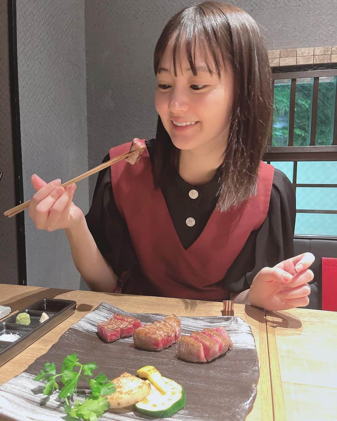 浜田翔子さんのインスタグラム写真 - (浜田翔子Instagram)「すっぴん投稿が多い💦  ブログ、YouTubeでも投稿もしたのですが、  無事に、 不妊治療のクリニックを卒業しました！ 沢山メッセージありがとうございます。  卒業の 帰り道は 今日はお祝いしよって 夫婦と妹と美味しいもの食べました😌 お肉はちゃんとミディアムにしてもらったよ！（生物はあまりダメらしいから）  今はこのまま無事安定期に入れるよう 毎日大切に過ごしていきたいと思います。  いつも 落ち込んだり、ハッピーな時、色々動画で伝えてきましたが、コメントがパワーになっていました！  沢山私でよければこれからもインスタのストーリーなどでこたえたり、相談もすると思います😊✨  これからもよろしくお願い致します。  不妊治療のクリニックを卒業しました！ https://youtu.be/-qjNPfCJLxg」6月2日 16時56分 - shoko_hamada