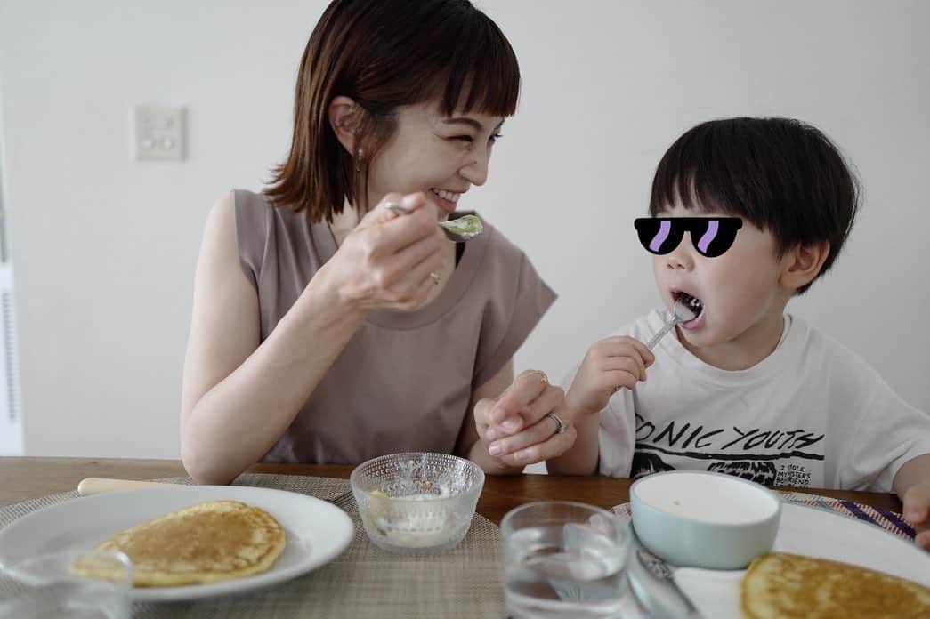 安田美沙子さんのインスタグラム写真 - (安田美沙子Instagram)「忙しい時、ワンオペの続く時「バランスよい食事を」と思うけど、どうしても時間がなくて簡単な炭水化物メインの食事や、一品料理になり、栄養が偏りがち。  息子は好き嫌いが出て来たけど、ありがたいことに、キウイが大好き🥝✨ 朝ごはんに、大好きなパンケーキやパンに ＋キウイとヨーグルト、グラノーラ、蜂蜜を乗せた物を出すと、喜んで食べてくれます☺️  これから梅雨の季節、体が重くなったり、免疫も落ちたりしてしまうけど、内側から元気になるために腸活をしたい！ 食物繊維も豊富なキウイは、腸にもいい刺激を与えてくれるそうです✨  これからも栄養たっぷりなキウイを、食卓に日常的に取り入れたいと思います🥝❤️  #おたすけキウイ キャンペーンが行われており﻿、ゼスプリ公式のTwitterまたはInstagramをフォローして、撮った写真に #おたすけキウイ をつけて投稿すると参加できるよ✌️ @zespri_jp  #おたすけキウイ #キウイ #ゼスプリ #ゼスプリキウイ  #こどもごはん　#ゼスプリ_PR」6月2日 17時37分 - yasuda_misako