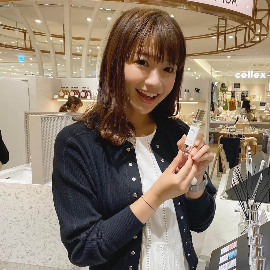 川村茉由さんのインスタグラム写真 - (川村茉由Instagram)「ずーっと気になっていたHONEY ROAの 名古屋初の店舗が5月26日に 名古屋ゲートタワーモールにOPEN❤️  早速お邪魔してきました🐝 HONEY ROAははちみつを使った化粧品、 スキンケアアイテムがたくさんっ🍯  どれもこれも欲しくなって大変でした。笑  特に気に入ったのがフレグランス💕 「ホワイトフォグ」の香りが個人的に すごく好きだった🥺 清潔感あふれる優しい上品な香り。 この香りが嫌いな人はいないはず！笑 最近は毎日この子をつけてます✨ 名古屋店では、6月10日から発売される 新作フレグランスが先行発売していました！  あとはHONEY ROAといえば、 「ハニーラスター」というリップ💄 写真でつけている、 新作のブリックブラウンが可愛いすぎ！ 夏のオレンジぽいメイクと合わせたい🍊 はちみつがたっぷり入っているから、 唇エステができちゃう美容液グロス🥺 発色がいいからマスクしても色落ち しにくいし、1日ずーっと潤ってる👄  他にも… インナードライ肌に潤いを与えてくれる、 「マザークレイパック(ピンク)」や 「美白美容液トゥエッセンシャル ホワイトニングセラムs」、 ボディソープとスクラブが一緒になった 「シースクラブボディウォッシュ」など このあたりが私は気になった❤️🥺  おうちの美容タイムが楽しみに なってる💄💕  今名古屋ゲートタワーモール店のみで 買えるお得な内容のキットだったり、 お買い上げ・来店特典があります😻 キットはなんと！ マザークレイ(ピンク) ビタッチハンドエッセンス現品 ミニサイズのローションとクレンジング オーガニックドライフルーツ 帆布素材の トートバッグ これだけ入ってるという❤️最高！  今回いろんな商品を知ることができて、 またまたお気に入りがたくさん 増えちゃいました☺️✨  ※撮影の時だけ、マスクを外しました🙇‍♀️  @honeyroa.official   #honeyroa #ハチミツ  #タカシマヤゲートタワーモール #コスメ #メイク #グロス #香水 #スキンケア #パック #クレイパック #美容液 #スクラブ #pr」6月2日 18時00分 - mayupi_k