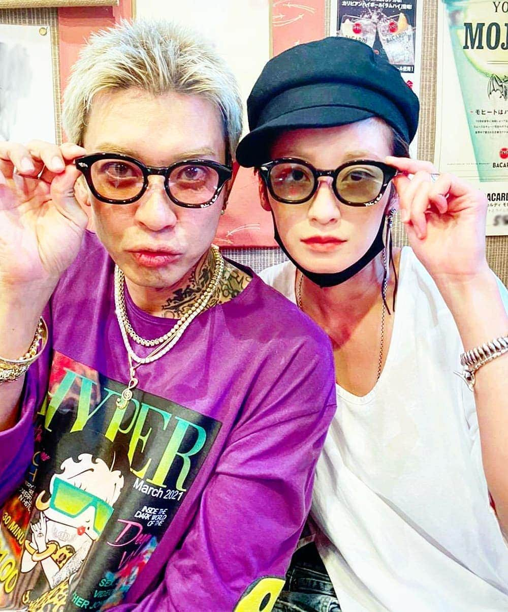 植竹拓さんのインスタグラム写真 - (植竹拓Instagram)「t-Aceくん ＆ 西山茉希さん ありがとうございます🕶️  ☆ TakeitEasy着用 ☆  @t_ace_kuzu_official くん Purpleレンズ  @maki.nshiyama50 さん Mintレンズ  HちゃんSpecial THX 🙏  @n.s.h.9  #tAce #t_ace #エロ神クズお #エロ神クズ男	#teamクズ #ラッパー #住谷翼 #hiphop #Tattoo #タトゥー #西山茉希 #西山食堂 #チビーズ #LIFE #nsh #takeiteasy #openmyway #nsh9 #Shibuya #Madeinshibuya #サングラス #sunglasses #Eyewear #フラットレンズ #カラーレンズ #ライトカラーレンズ #渋谷 #ウェリントン」6月2日 18時04分 - hiromu0820