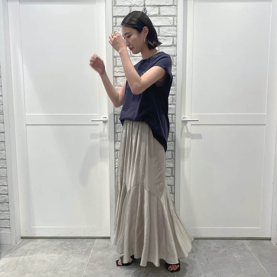 相原百花のインスタグラム：「✔︎outfit   スカートのシルエット大好き❤︎❤︎ 身長的にこのズルズルな丈感になるのがなかなか無いから嬉しい！  #出勤code 🌿  お気に入りすぎて私服でもヘビロテ🥺  #私服#outfit#ootd#titeinthestore #マーメイドスカート#スカートコーデ #tシャツコーデ」