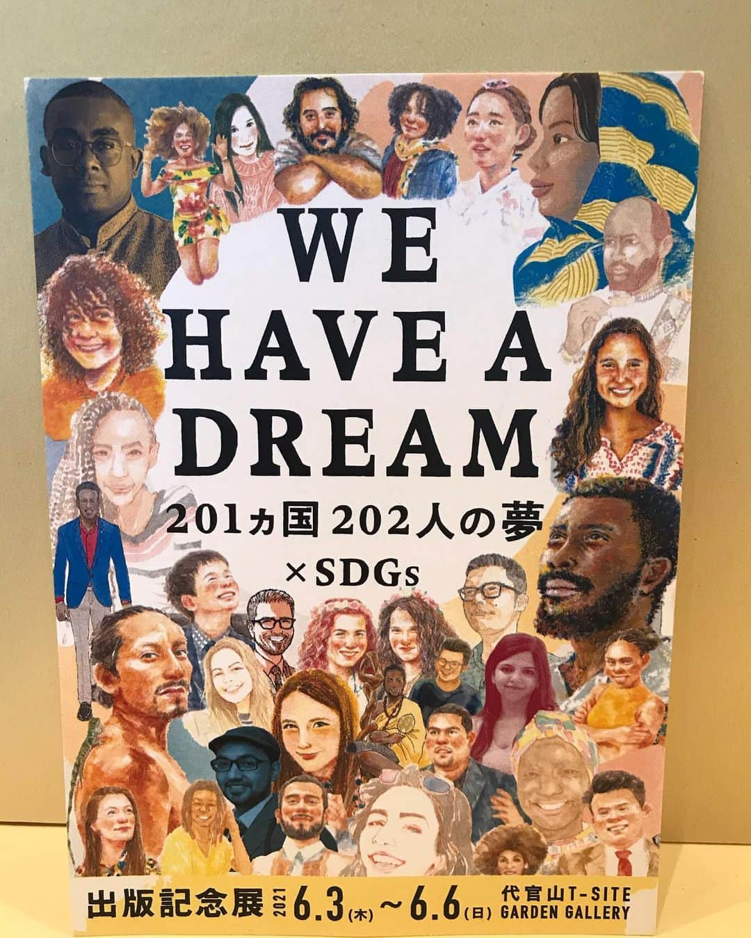 AIさんのインスタグラム写真 - (AIInstagram)「ついに今日発売✨✨✨世界201ヵ国202人の夢の本、  WE HAVE A DREAM✨✨✨  私はこの本のテーマソングで関わってますがこの本最高です✨✨✨  曲も世界中の人が国境を超えて一緒に歌う想像をして @utatvp くんと作ってます✨✨✨楽しみにしててねーーーーーーーーーーーーー✌️✨✨✨  世界中の色んな価値観の人の夢からたくさん学ぶ事はあると思うので是非手に取ってみて下さいね📙明日から6/6まで代官山のT-SITE GARDEN GALLERYで誰でも行ける本の展示会もやってて、この本の出版社代表でもあり、友達の詩人の @kim_168_iroha もいるみたいなので行ける人は是非✌🏻  たくさんの思いのこもった本の発売おめでとう🎉🎉🎉 @worlddreamproject   #sdgs  #worlddreamproject #wehaveadream」6月2日 18時43分 - officialai