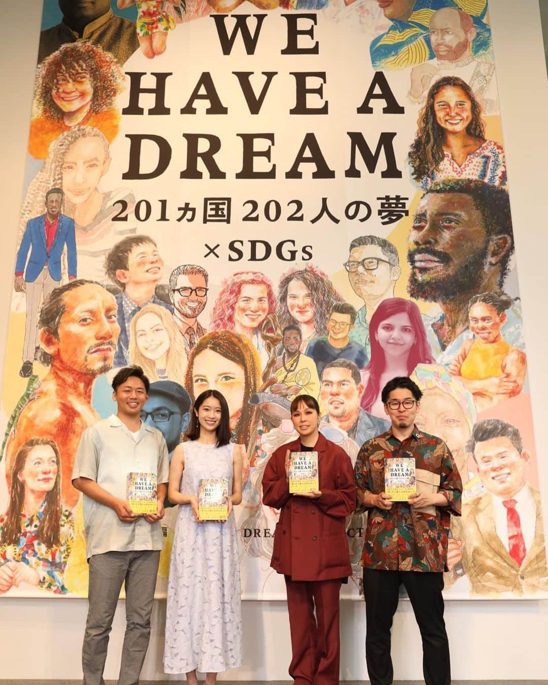 AIのインスタグラム：「ついに今日発売✨✨✨世界201ヵ国202人の夢の本、  WE HAVE A DREAM✨✨✨  私はこの本のテーマソングで関わってますがこの本最高です✨✨✨  曲も世界中の人が国境を超えて一緒に歌う想像をして @utatvp くんと作ってます✨✨✨楽しみにしててねーーーーーーーーーーーーー✌️✨✨✨  世界中の色んな価値観の人の夢からたくさん学ぶ事はあると思うので是非手に取ってみて下さいね📙明日から6/6まで代官山のT-SITE GARDEN GALLERYで誰でも行ける本の展示会もやってて、この本の出版社代表でもあり、友達の詩人の @kim_168_iroha もいるみたいなので行ける人は是非✌🏻  たくさんの思いのこもった本の発売おめでとう🎉🎉🎉 @worlddreamproject   #sdgs  #worlddreamproject #wehaveadream」