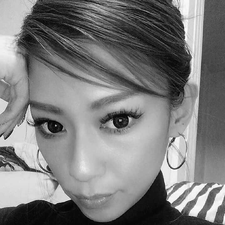 長谷川唯のインスタグラム：「・ ・ 髪型をアレンジしてカッコよく✌🏻✨ちょっと変えるだけで雰囲気が変わるよね🥰  ・ ・ #me #マツエクはやめられない #クール系にしてみた #mekeup #引っ越し準備 #あと少しでお別れ」