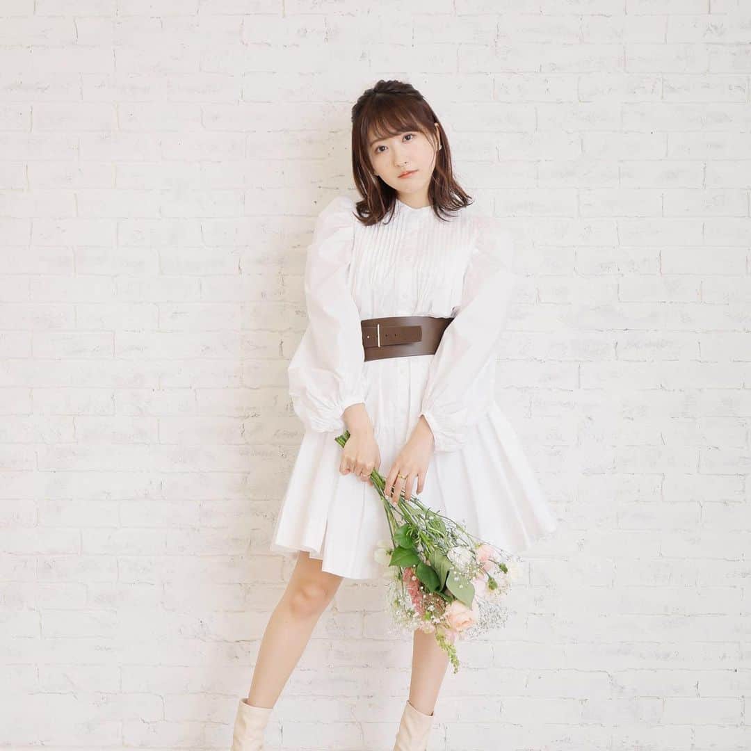 小桃音まいのインスタグラム：「🤍  お気に入りのワンピース全身ばーじょん  あっとゆうまに6月だ〜🌼 今月もまいぺーすに更新がんばります！ 1ヶ月よろしくね、☺️❤︎」