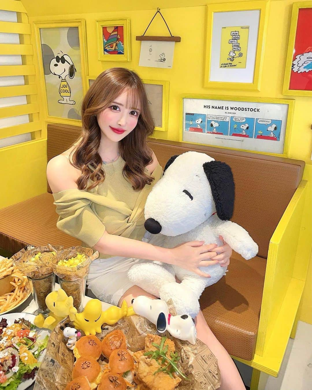 蘭子さんのインスタグラム写真 - (蘭子Instagram)「【PEANUTS CAFE🥜☕️】 . スヌーピーとハグ❤️ . 黄色いぴよぴよもかわいい❤️🐣 . Tops @murua_official  Skirt @sly_official  . 質問のあったトップス、ネットで確認したらこの色だけまだ売ってました🧚‍♂️💓 . 形可愛いし、イエベの顔が明るく見える肌馴染みの良い色で気に入ってます👒 . . . . . . #今日のコーデ#きょコ  #スヌーピー#スヌーピー好きと繋がりたい #スヌーピーカフェ#ピーナッツカフェ#中目黒カフェ#恵比寿カフェ#カフェ巡り#カフェ好きな人と繋がりたい#カフェ部 #カフェ活 #カフェスタグラム#おしゃれさんと繋がりたいい#おしゃれカフェ#おしゃれさんとつながりたい#おしゃれ好きな人と繋がりたい#映えスポット#映えスイーツ#映えカフェ#映え写真#グルメ#グルメスタグラム#グルメ女子#グルメ部 #グルメ好きな人と繋がりたい #グルメ巡り#写真好きな人と繋がりたい #snoopy」6月2日 18時56分 - xx_ranko_xx