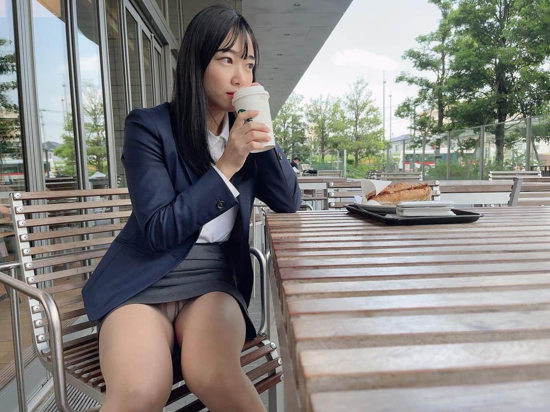 藍沢梨夏さんのインスタグラム写真 - (藍沢梨夏Instagram)「朝を迎えて、モーニングコーヒー☕️ 嫌いじゃないでしょっ？  #チラリズム探究家  #スタバ  #スーツ女子  #太もも  #グラビア  #むちむち  #gravure  #suitstyle #japanesegirl」6月2日 19時01分 - rika.aisawa