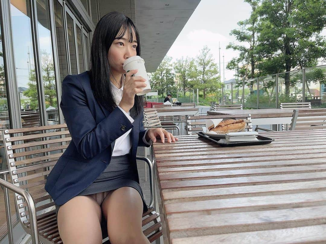 藍沢梨夏さんのインスタグラム写真 - (藍沢梨夏Instagram)「朝を迎えて、モーニングコーヒー☕️ 嫌いじゃないでしょっ？  #チラリズム探究家  #スタバ  #スーツ女子  #太もも  #グラビア  #むちむち  #gravure  #suitstyle #japanesegirl」6月2日 19時01分 - rika.aisawa