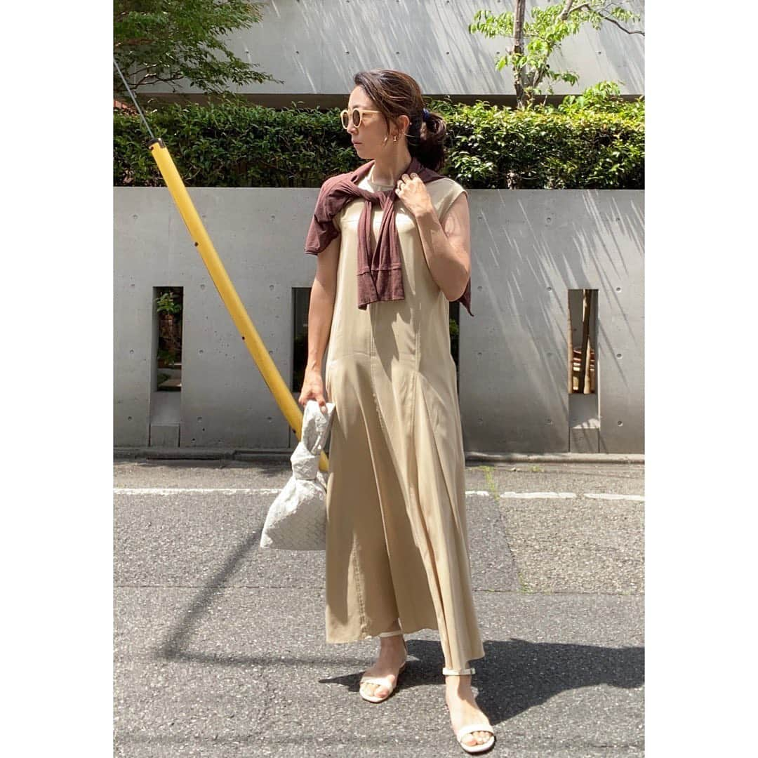 高橋志津奈さんのインスタグラム写真 - (高橋志津奈Instagram)「夏は結局ワンピースが必須と毎年思っているので、今年こそ早めに揃えたいと思っていたところにMila Owenのオフィシャルオンラインストア限定の機能性ワンピース企画に参加させて戴きました。  このワンピース防しわなので車を運転しっぱなしでもシワが気にならないのもいい。普段は薄い色はなかなか着ないのですが撥水なので汚れもつきにくく汚れてもすぐに洗えるウォッシャブルと聞いたら逆になかなか着ない薄い色を着てみたくなりました。  6月3日からMilaOwenオフィシャツオンラインストアにて企画ページもアップされるみたいなのでそちらも是非みてください。  #milaowenオフィシャルオンラインストア限定 #使えるものしか欲しくない#撥水ワンピース #おうちで洗える#ウォッシャブル#milaowen#ミラオーウェン#たまには挑戦カラーを」6月2日 19時04分 - shizunan