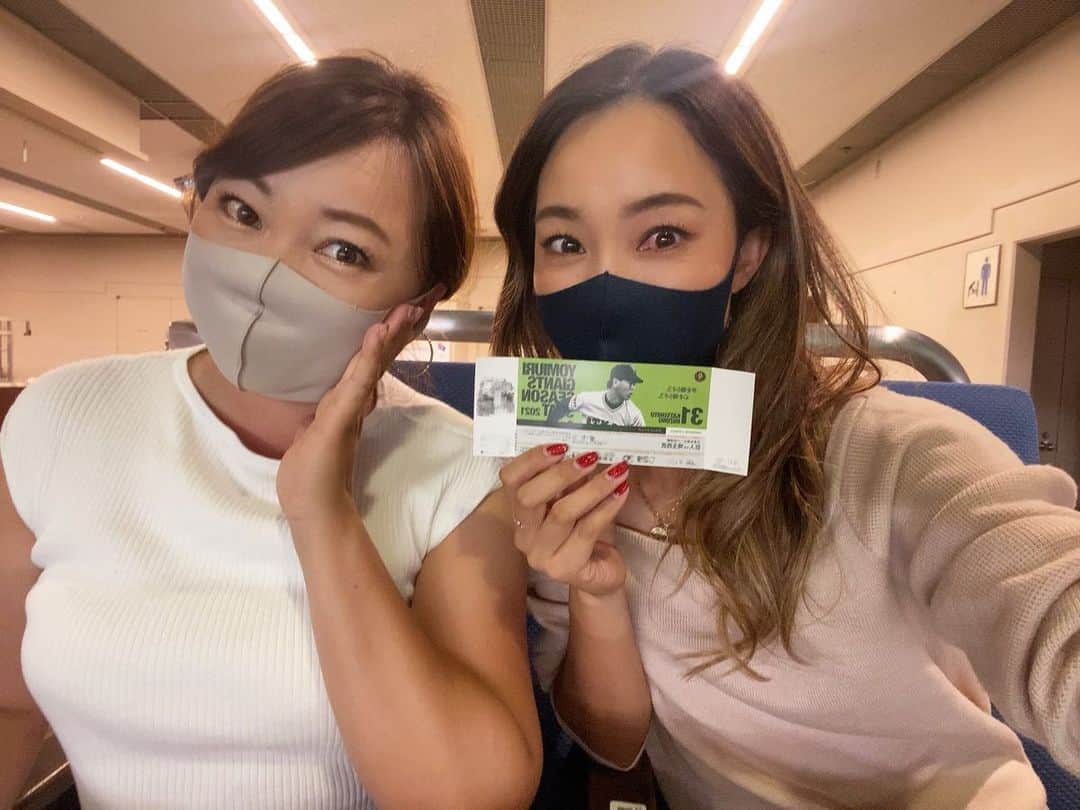 鎌田ハニーのインスタグラム：「ヒロミと野球観戦⚾️ 鎌田家は巨人ファンです🧡🧡🧡 結果は4-4‼️とてもエキサイティングな展開でした🤩 やはりテレビで観るのと会場で観るのは全然違いますね✨ 1日も早くゴルフファンの皆様も今までの様に観戦が出来る日が戻る事を願うばかりです🙏 #熱い巨党」