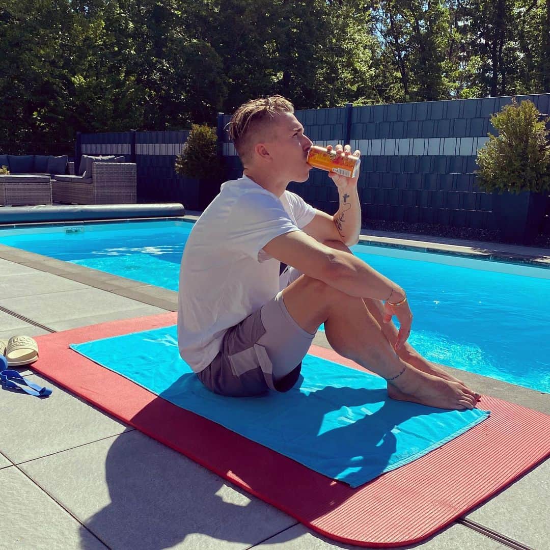 フェリックス・クラウスのインスタグラム：「Mein perfekter Drink beim Sport - mit Koffein, zuckerfrei und vegan 🍊 🔥 @noccogermany *werbung」