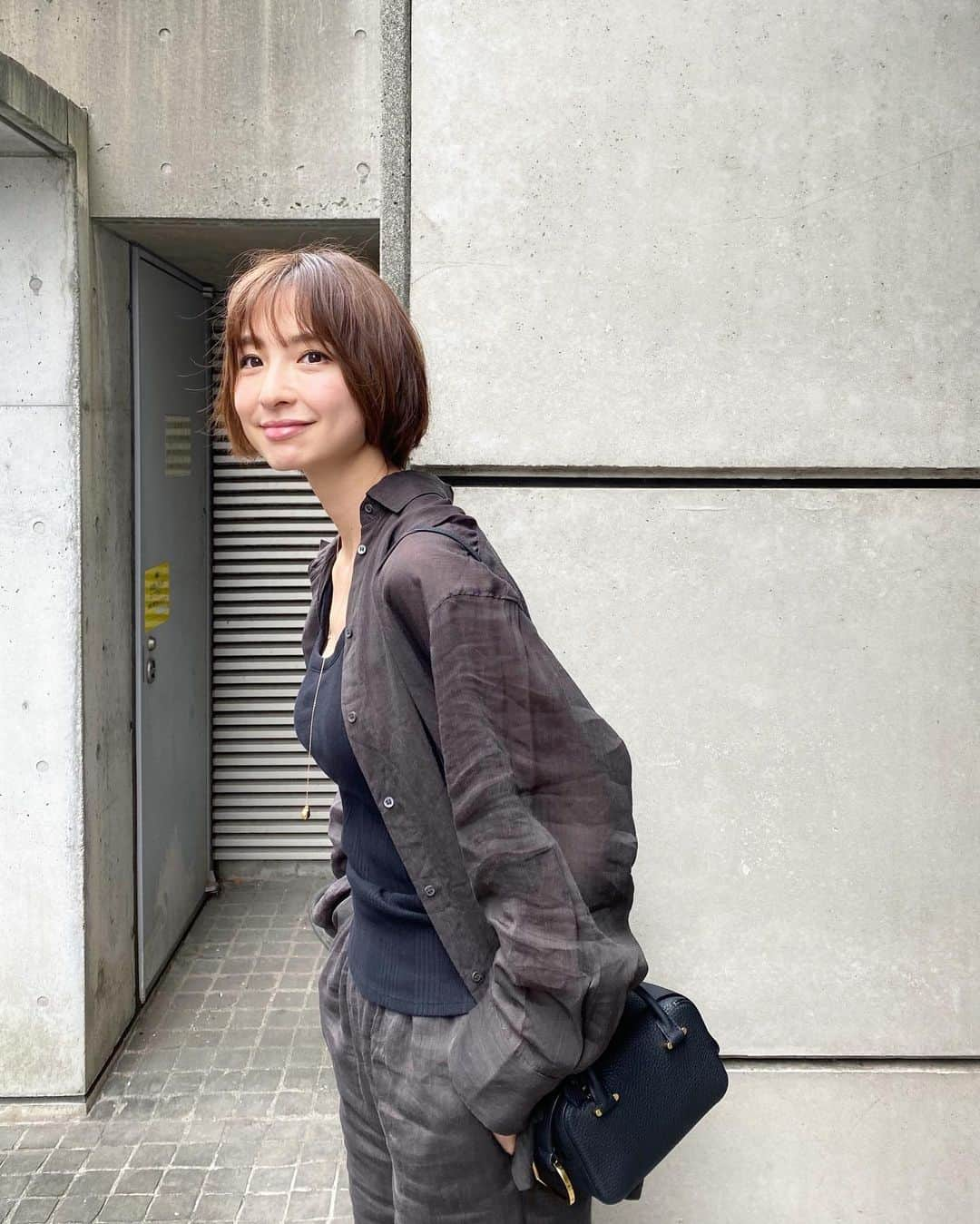 篠田麻里子さんのインスタグラム写真 - (篠田麻里子Instagram)「朝撮影しておでかけ✨ 最近透け感コーデばかり🥰 大人コーデ🧑  tops bottom @milaowen_official  tank top @gallardagalante  bag @delvaux   #marikoday#大人コーデ#透け感カラー」6月2日 19時40分 - shinodamariko3