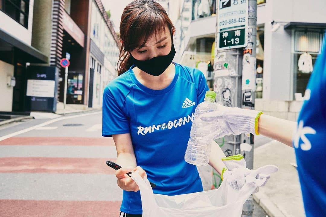 湯田友美のインスタグラム：「🐬✨💙 渋谷530(ゴミゼロ)キャンペーンの日に #adidasrunnerstokyo のコーチ達でプロギングしたよ🧤 街にはゴミが多すぎて、ほぼランできないほどだった…😭 私は日頃から走ったついでに一つ二つのゴミを拾うよう心がけてるよ。できることからやっていこう✊🏼  🌏#plogging とは スウェーデン語で拾い上げるという意味の"plocka upp"と"jogging"を組み合わせた言葉 地球も体も嬉しいSDGsスポーツ！  🌏1KM = ペットボトル10本 5/28〜6/8までadidas runningのアプリを使って1km走るごとにペットボトル10本分相当の海洋プラスチック廃棄物をアディダスと #parley が、離島や海岸、海沿いの地域で回収。ジョギングやウォーキング、車椅子での参加もカウント！ ってことはバギーランでもオッケーだよね😆  #runfortheoceans #adidasrunnerstokyo #今日は海のために走る #プロギング」