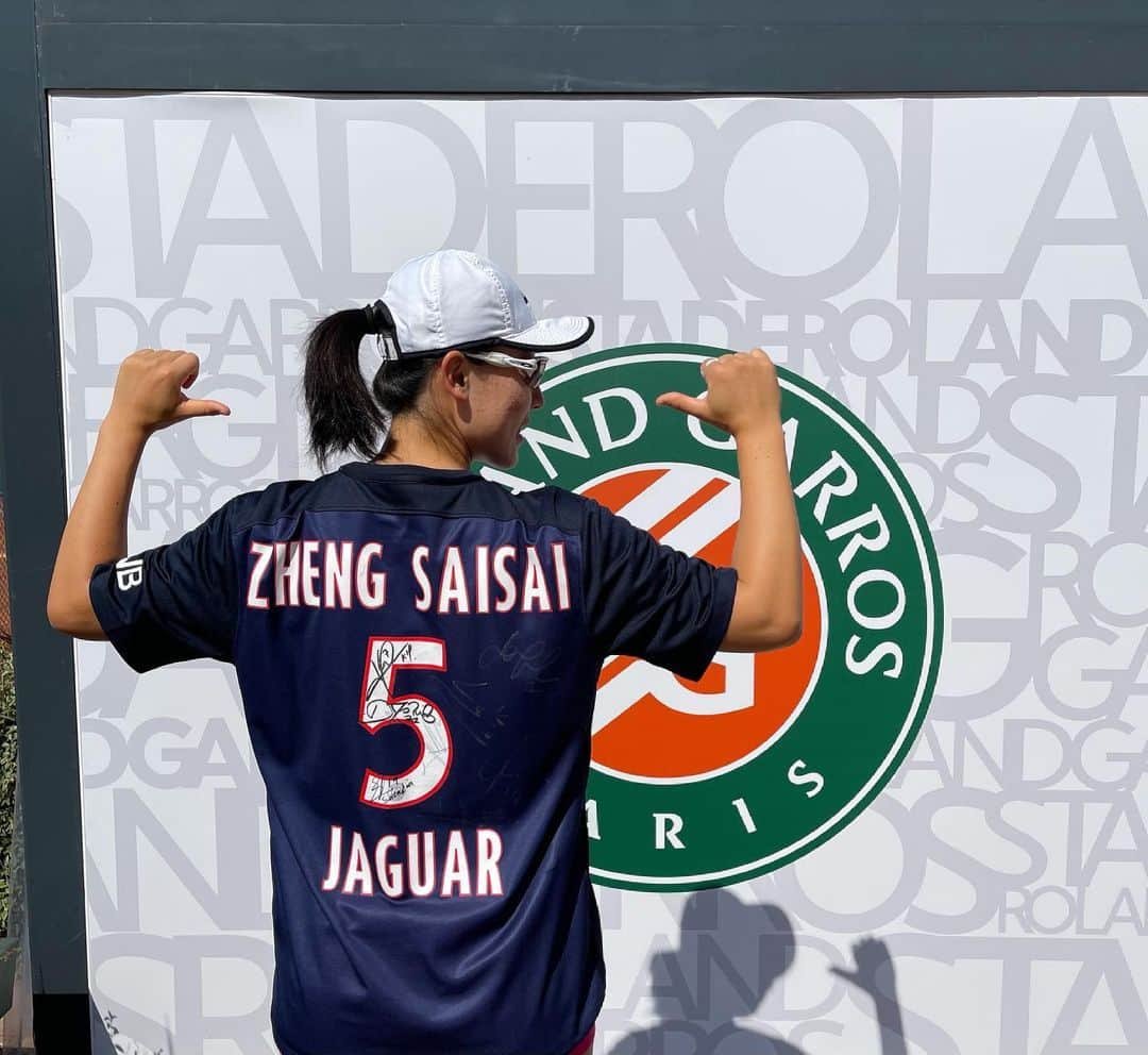 ジェン・サイサイのインスタグラム：「🔥🔥🔥#rolandgarros #parissaintgermain @zheng_saisai_fanpage」
