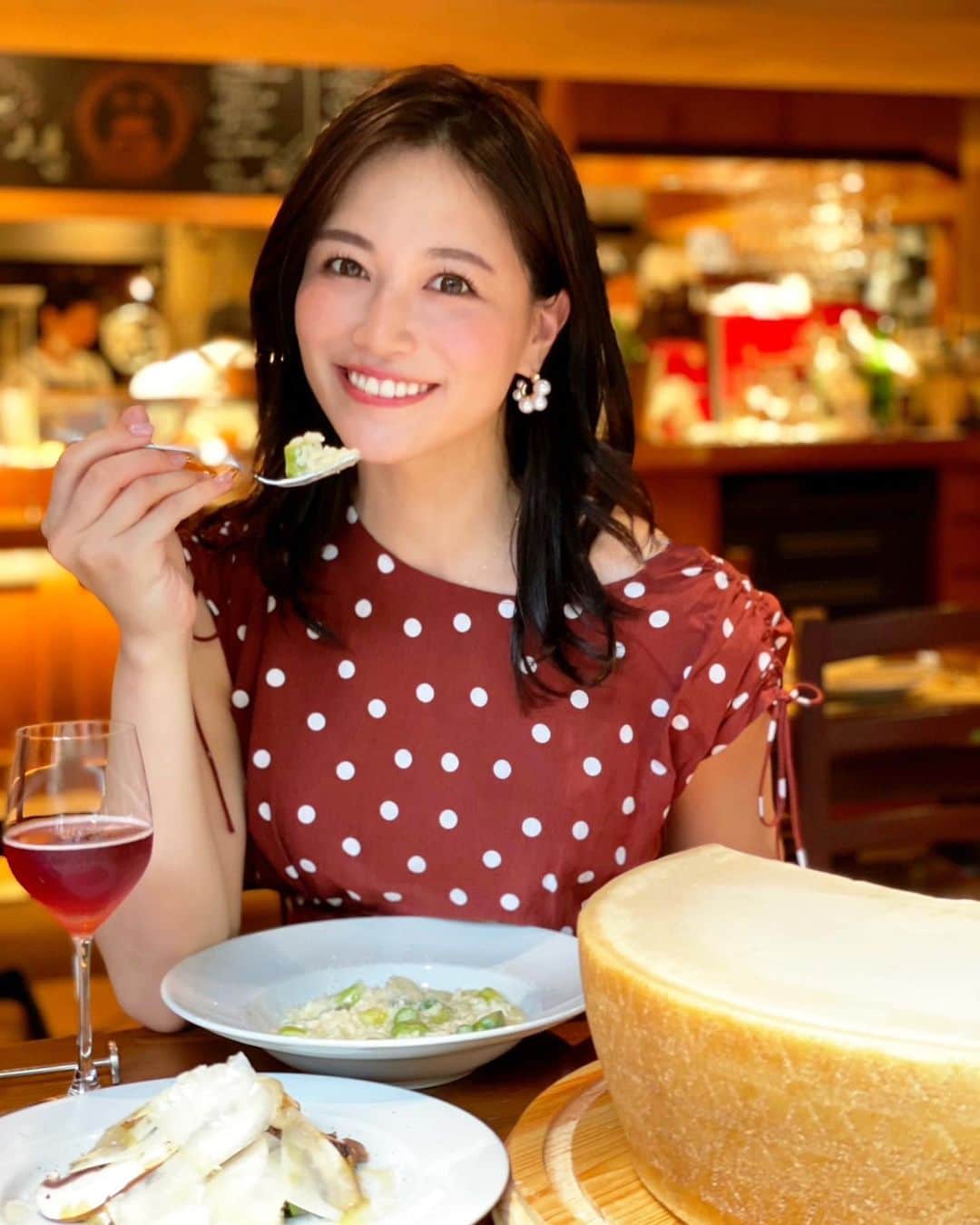 石井里奈さんのインスタグラム写真 - (石井里奈Instagram)「こんばんは🧡✨ . 今日6月2日は何の日だか皆さんご存知ですか？☺️ 今日は大好きなイタリアの共和国記念日なんです💕🇮🇹 . ということでイタリアを感じるために先月も紹介した私の大好きな大好きなチーズ @granapadanopdo.jp を、使ったお料理を食べに恵比寿にある @delizioso_italia さんへ行ってきました✨🇮🇹🍕 . グラナ・パダーノは、イタリアの北部にあるポー平原が原産地で、厳しいクオリティ審査に合格したチーズ🧀 . イタリアで国民から最も愛される代表的な伝統チーズなんだよ🫕しかも比較的リーズナブル！ . コクがあってグルテンフリー&ラクトースフリーでヘルシーでおいしいチーズ🧀クリーミーで主張しすぎないからどんなお料理でも合うのよね〜😋😋🇮🇹❤️ . 今回はマッシュルームのサラダとアスパラリゾット、ティラミスをオーダー❤ どの料理とも相性抜群で本当に美味しかった〜🥺❤️大好きなランブルスコとも相性抜群でした🍷🍾 . 私はおうちにストックしていて小腹空いたら一口大のブロックして食べてる笑！ ホームパーティーやイタリアっぽいアペリティーヴォのお土産でもかなり喜ばれるよ❤💕 . おまけで昔のイタリア旅行の写真もつけときます🇮🇹若い笑 今日もお疲れ様でした❤️ . #IIoveGranaPadano #GranaPadano #PDO #granapadanocheese #グラナパダーノ #チーズ料理 #チーズ好き #チーズ #cheese #イタリアン#イタリア #イタリア旅行 #イタリア好き #italy #italian #italianfood #リゾット #ティラミス #サラダ #ヘルシー #グルテンフリー #グルテンフリーレシピ #グルテンフリースイーツ #グルテンフリー生活 #ダイエット #りなまるグルメ #グルメ女子 #ワイン好き #ランブルスコ #赤ワイン」6月2日 19時50分 - ri7tin1025