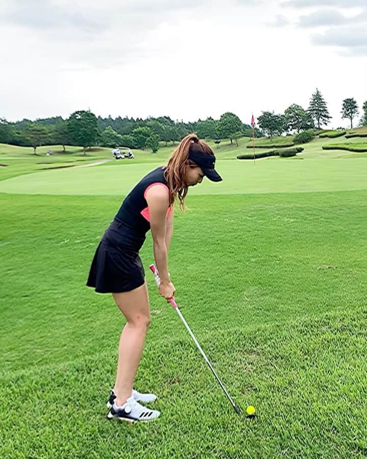 のインスタグラム：「こんばんは⭐️ . めちゃくちゃ珍しいアプローチ動画⛳️💕 . 51度と57度どっちで打つか迷った結果、57度で打ちました✨ だいたい25yardsくらいだったかな？😌 . 寄せてワンパットでした❤️ ブヨに噛まれてて足の色んなところに噛まれた跡がある🤣笑 . 今日も1日お疲れ様でした😌 .  #ゴルフ#ゴルフ女子#golf#golfgirl#golfswing#ゴルフスイング#sports#スポーツ#スポーツ女子#골프#골프여자#尔夫球#高尔夫#ゴルフウェア#golfwear#アプローチ」