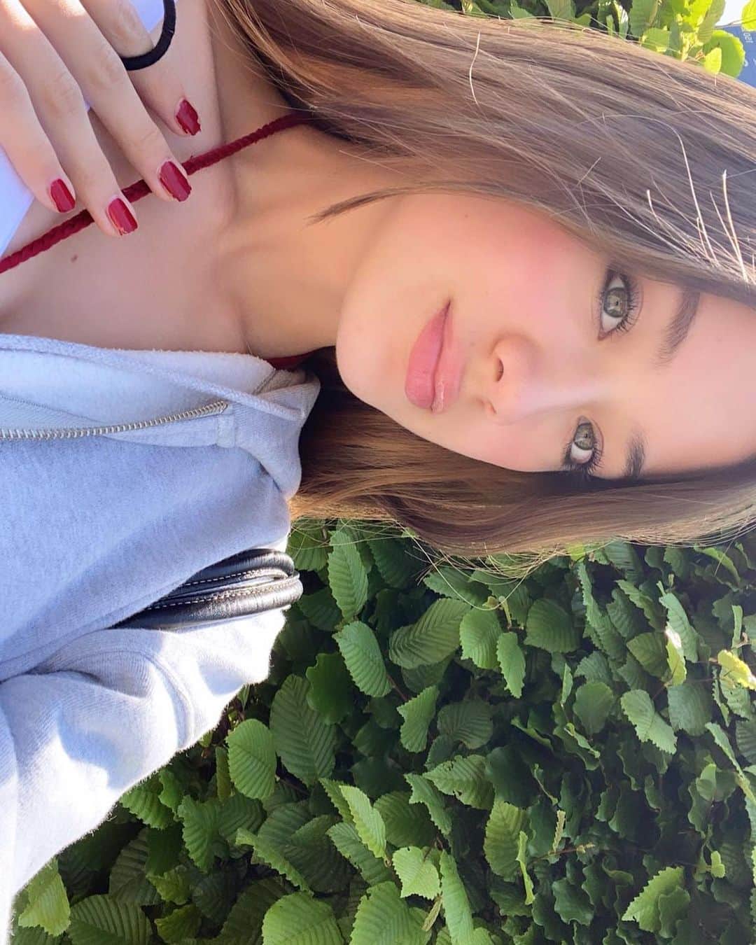 のインスタグラム：「🌷  Very sunny in Switzerland <3 Have a wonderful day :))  . 皆さんよい1日を！！毎日真夏のような暑さです🌼 . #sunnyday #sunny #switzerland #ootd #sunnydays #instagood #instagram」