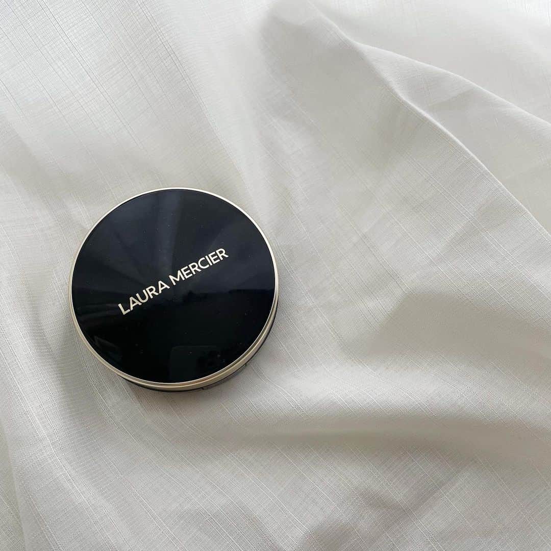 杉浦みずきのインスタグラム：「. newクッションファンデ 質感めっちゃよい！  from my close friend♡  #lauramercier  #ローラメルシエ  #クッションファンデ」