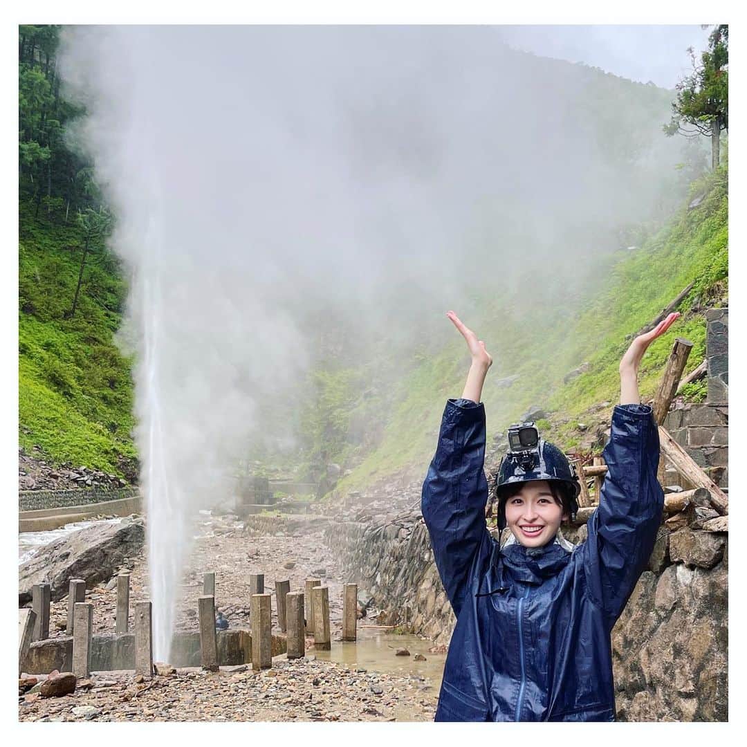 宇賀神メグさんのインスタグラム写真 - (宇賀神メグInstagram)「♨️  . .  あさチャンロケで 長野県の地獄谷温泉に行ってきました！  これは噴泉掃除終了後に撮った写真です。 凄い勢いですよね！ ゴゴゴゴゴ…という、まさに地獄から鳴り響くような音と共に噴き出す様は圧巻でした。  今度行った時は温泉に入りたいです…！🐒  . .  #地獄谷温泉　#噴泉 #大噴泉ポーズ #土砂降り  #温泉に入れなかったことが悔やまれる」6月2日 20時15分 - ugajin_megu