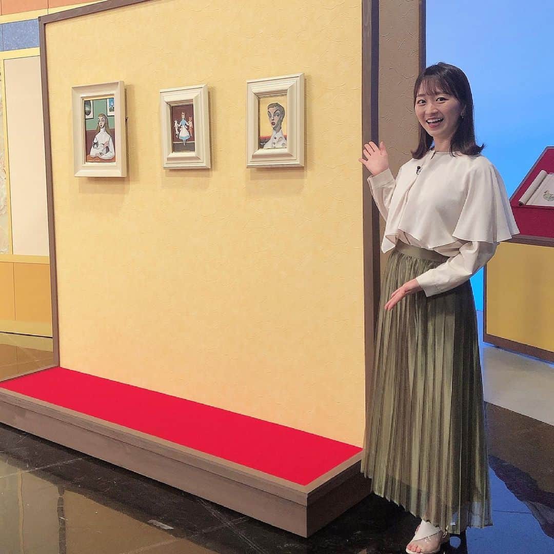 片渕茜さんのインスタグラム写真 - (片渕茜Instagram)「昨日のお宝たち。 美川憲一さんが持ってきてくださった、金子國義の油絵です。 3点で1200万円でした！ . 金子國義さんの作品はこれまでにも何度か登場しましたがどれも特徴的で、物語の一部を切り取ったような独特な魅力を感じます。 勝手な想像ですが、美川さんのお家に飾られているととても似合いそうですね☺️ . #開運　#なんでも鑑定団　#美川憲一 さん　#金子國義 #モダンアート　#アナウンサー衣装」6月2日 20時16分 - akane_katafuchi
