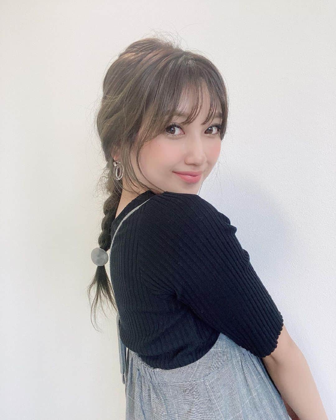 YUMIKAのインスタグラム：「先週末初めて"脳洗浄®︎"を体験してきまして☺️ すっごく感動したのでレポ😳💓  最初は二度見する程ワードインパクト凄いけれど勇気出して行って本当に良かった😭✨  ドライヘッドスパみたくオールハンドの施術で体の巡りを良くして貰えてとにかく頭も体も軽くなったのが第一印象😳💛  自分で1番実感したのは３日目の朝でいつもより早くスッキリ起きれて何事？！って思いました😂😂ww  視界もハッキリ感じて顔周りの浮腫がスッキリしてビフォーアフター見たら顔のパーツが中心に寄ってて驚いた🤣✨✨  痛みが全く無くて所々気持ち良すぎてほとんど眠ってしまいましたが途中撮って頂いた写真(2枚目)がツボ過ぎてお気に入り🥺💓💓笑  いつもの偏頭痛も肩凝りも今の所無くて幸せなのでまた行きたいと思います🥰🙏  気になる方の為にタグ🏷付けしておきます💐  @parafuse.osaka_saki  #サロン #脳洗浄®︎ #大阪 #happy #健康第一 #癒しの時間」