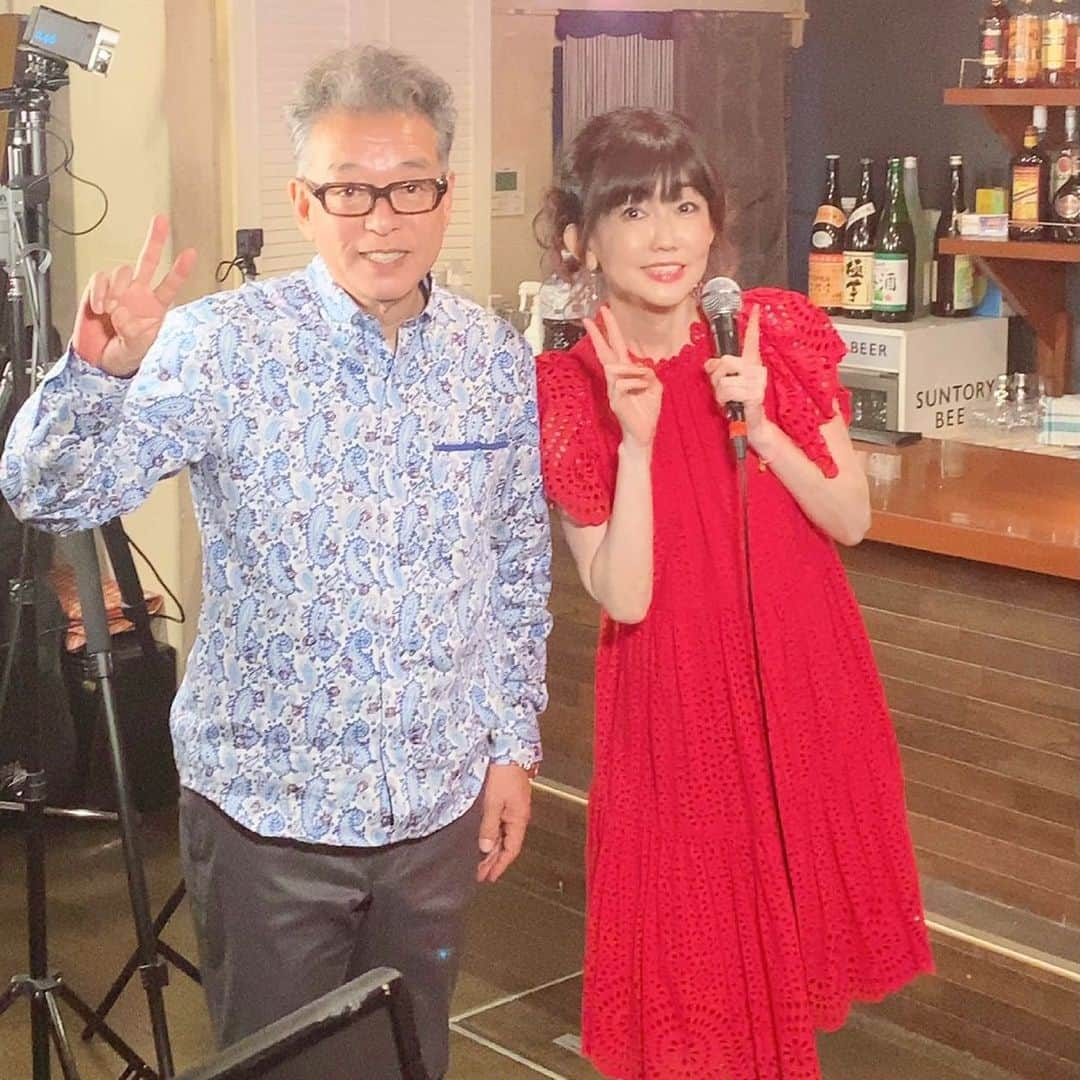 松本伊代さんのインスタグラム写真 - (松本伊代Instagram)「いつも よ〜いドン！でもお世話になっている 円広志さんと❤️  円さん演出‼️⁉️ とても楽しみ❤️❤️❤️  あっ、よ〜いドン！の帰りの新幹線 とても人気の はっさくの大福💛 白餡甘くて お餅モチモチ はっさくのほろ苦い甘さ。 ご馳走さまでした💚  #音楽の森 #楽しかったな #また明日 #センチメンタルジャーニー #TVの国からキラキラ #時に愛は #小指の思い出 #円広志 #松本伊代 #ヒロミ」6月2日 20時27分 - iyo14_official