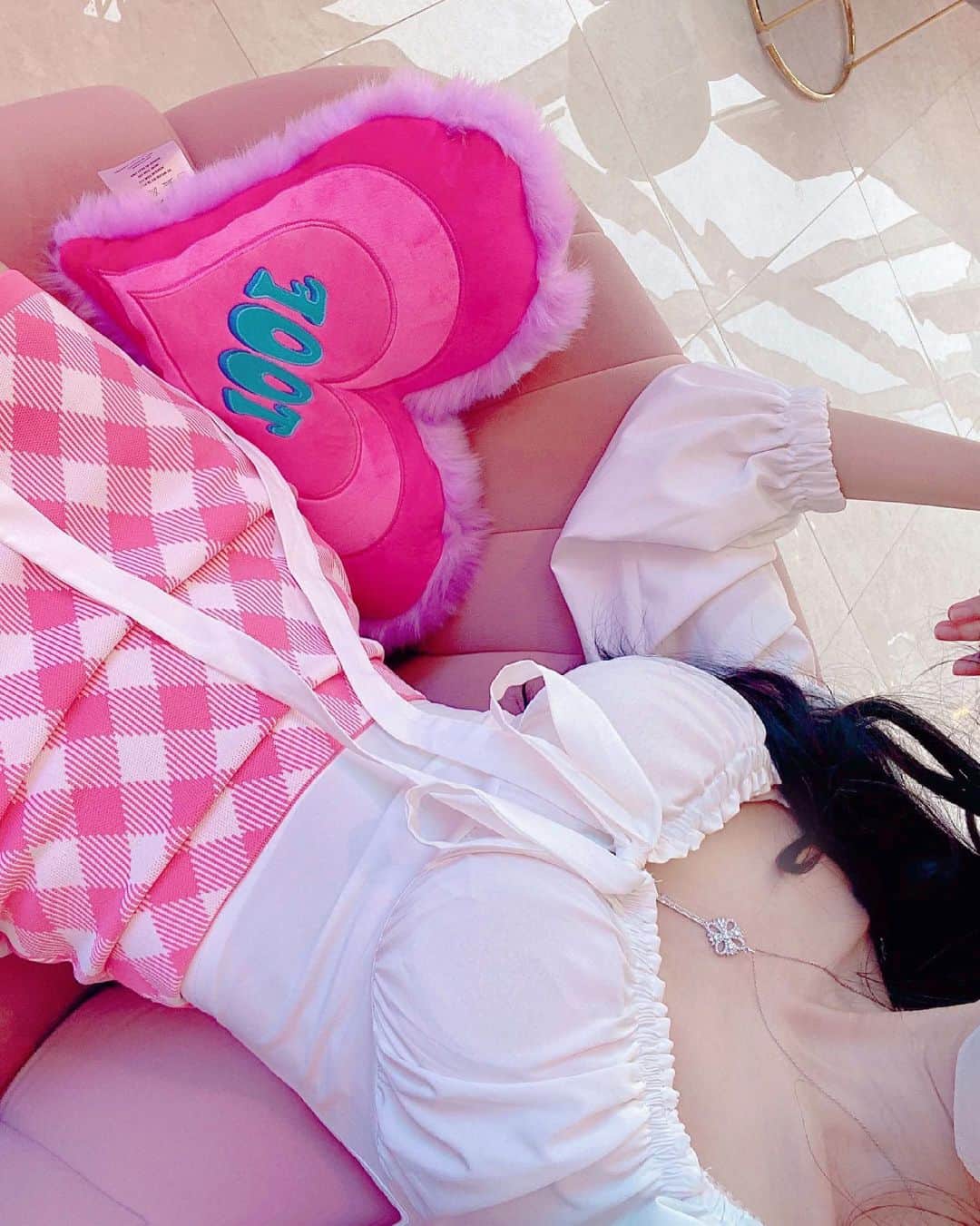 ナ・ヒョンソンさんのインスタグラム写真 - (ナ・ヒョンソンInstagram)「Barbie Look 👚💕」6月2日 20時31分 - hyun_sssun