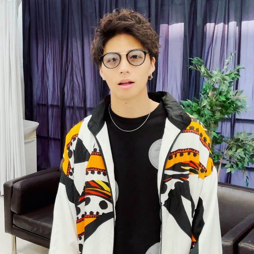 森山のインスタグラム：「ど〜も〜！ONE OK ROCK Takaでーす！」