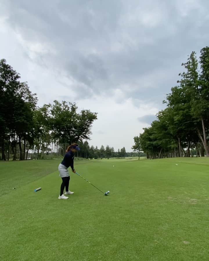 青木茉里奈のインスタグラム：「⛳️Tokyo Classic Club 撮ってもらった最終ホールが1番フィーリングが良くて飛びました🏌️‍♀️✨ロングで、2ndも3rdも納得のいくショットでした🙌🏻✨ 毎日、気づきがあって良くなっていくのでラウンドと練習が楽しい✨トレーニングも週2〜3で継続して追い込めているので、もっとレベルアップ出来る様に頑張ります💪🏻✨理想のスイングが出来る様に..！頑張ります！！ 今日も、充実した1日に感謝です🙏🏻✨ _ _ _ _ _ _ _ _ _ _ _ _ _ _ _ _ _ _ _ _ _ _ _ _ _ _ _ _ #golf #ゴルフ #andperse #ecco #eyevol」