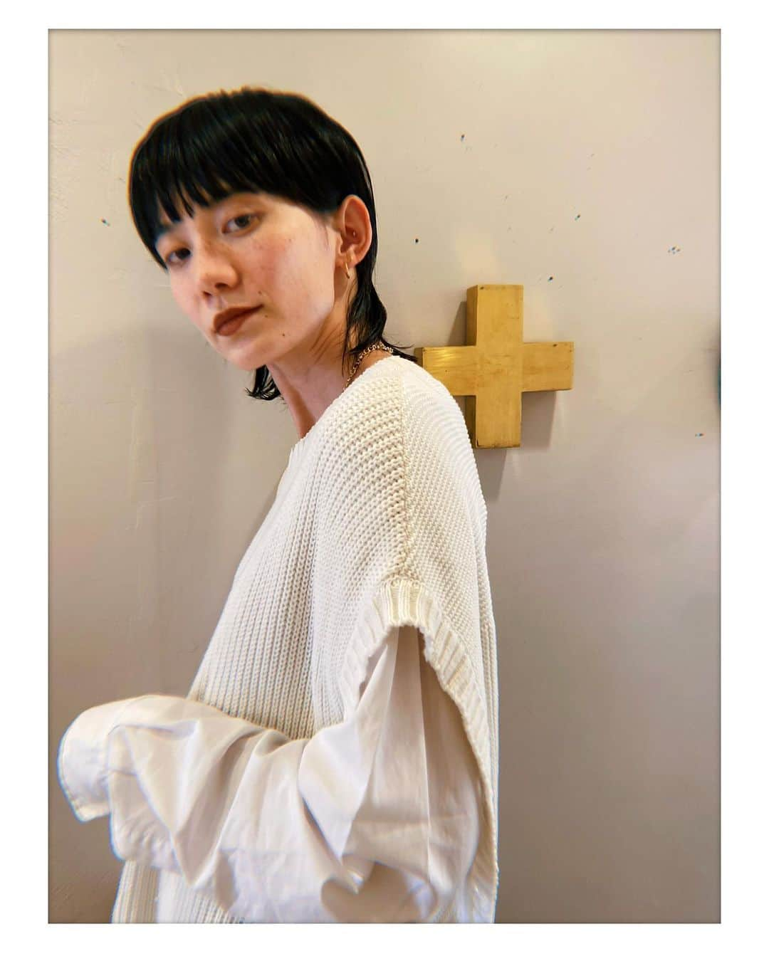 平山奈美のインスタグラム：「少し前の✂︎ ここから少しだけ伸びてますが。 伸びるの早いのよね。  #new #hair #off #美容室 #私服 #ママコーデ #ヘアカット #黒髪ショート #黒髪 #ぱっつん前髪 #重ため前髪 #ウルフカット #ショートウルフ #ショートヘア #ショートヘアアレンジ #ママ #男の子ママ」