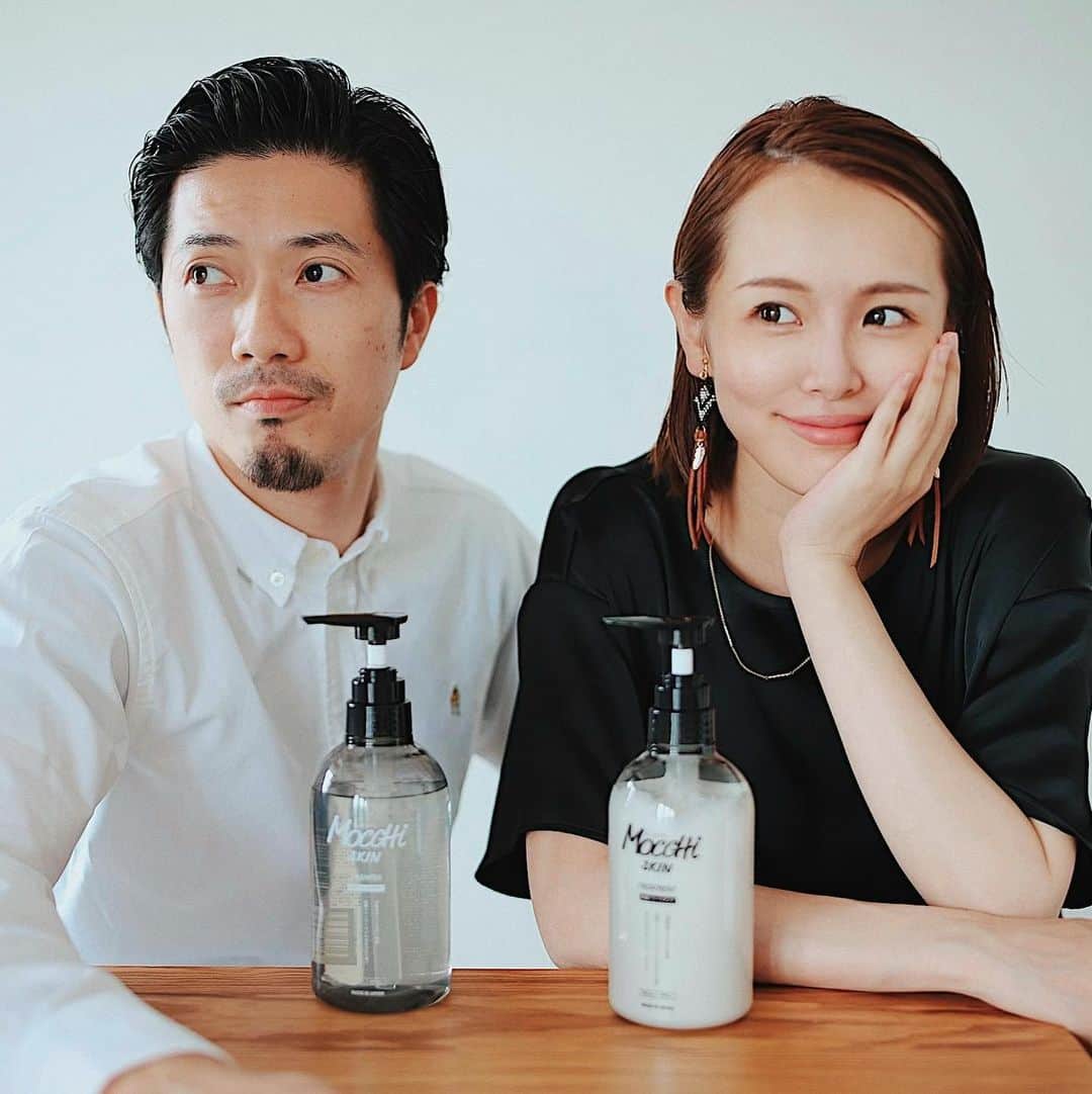 小松あやのインスタグラム：「. 夫とリンクヘアスタイル😎 　 .....にしようと思ったんだけど、 おデコが広すぎてオールバックは全然ムリだった👋 前髪を斜めに流して自主規制しました🙏笑 　 みんなのおうちはシャンプーって 夫婦で兼用してるのかな🪴 我が家は質感とか香りの好みも似てるので、 一緒のものを使うんだけど、最近は、 いただいた #モッチスキンシャンプー を使ってます🛁 2枚目見ると分かるんだけど、 泡だちがもっちもちでスゴイのです。 洗いあがりはサッパリですが、 潤いはちゃんと残してくれてる感じ👏 トリートメントは主に私しか使わないけど、 ドライヤーで乾かすとサラサラになって気持ちいいです🥰 清潔感のあるホワイトローズの香りで、 これもまた強すぎなくてよき👌 夫婦兼用を探してる方、おすすめです！ 　 #もち髪シャンプー #シェアするシャンプー #モッチスキン #emoコスメ部 #夫婦兼用 #仲良し夫婦 #シャンプートリートメント #頭皮ケア」