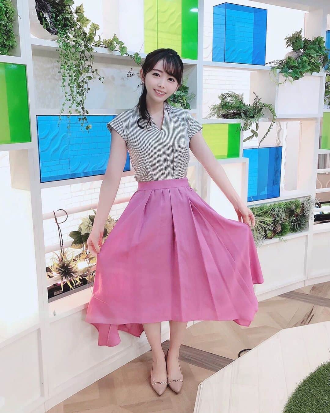のインスタグラム：「今日もタダイマ！をご覧いただき、ありがとうございました✨  番組終わりでナレーションを２つ録ったので、番宣をさせてくださーい🙇‍♂️💕  🍑明日放送予定「バリうまごはん」 @rkb_bariuma  廃棄されてしまうはずの”うきはの美味しい桃”が絶品スイーツに✨ 合格がでれば、うきは名物として商品化！？！ #sdgs #フードロス削減 #食品ロス削減  🤺明後日放送予定「中村学園女子剣道部」 インターハイ５連覇を目指す中村学園女子剣道部✨インターハイ中止を経験した先輩たちの想いを胸に、県大会に挑みます。  特番収録のため、今週金曜日のタダイマ！はお休みしますが、ぜひご覧ください🐒  #rkb毎日放送 #rkb #タダイマ！ #6月はカラフルマンス #becolorful #アナウンサー #アナウンサー衣装 #アナウンサーコーデ #オフィスカジュアル #辻満里奈」