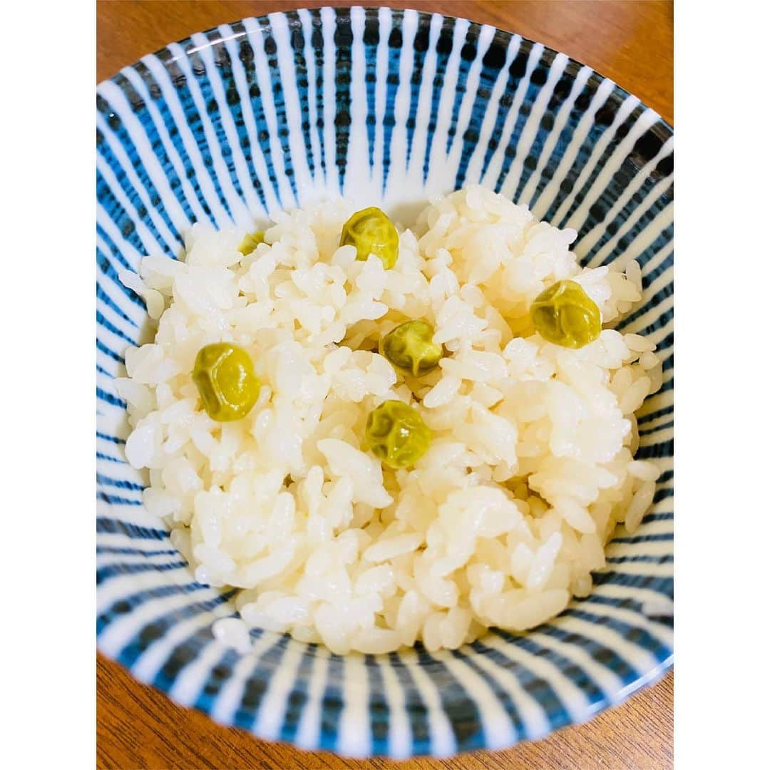 向田真優さんのインスタグラム写真 - (向田真優Instagram)「今週もらでぃっしゅぼーやの野菜を沢山使いました☺️✨﻿ 美味しいお野菜ばっかりなので、献立を考えるのも楽しいです😊💖﻿ ・﻿ ・﻿ ♡アボカドサラダ&豆腐（カブの葉っぱの漬け物を添えて)﻿ ♡野菜炒め﻿ ♡浅漬け﻿ ♡タコス風生春巻き﻿ ♡麻婆茄子&とうもろこし&ほうれん草の胡麻和え﻿ ♡グリンピースご飯﻿ ♡小松菜のもつ焼き﻿ ・﻿ ・﻿ #らでぃっしゅぼーや#宅配野菜#野菜#自炊﻿」6月2日 21時07分 - mucchan_622