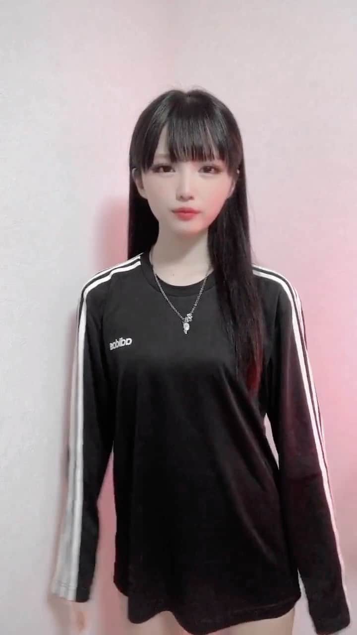 のインスタグラム：「17さい！市岡愛弓ちゃんです♪﻿ ﻿ ぜひ彼女のインスタや﻿ 他の動画も見て欲しいのですが﻿ ﻿ 天使的な可愛さと﻿ 小悪魔的な可愛さが﻿ 絶妙にハイブリッドされていて﻿ その中毒性のある雰囲気は 病みつき不可避です。﻿ ﻿ どこかの事務所所属したり﻿ YouTubeをやってたり﻿ 芸能活動をしてるわけではなく﻿ 気ままにSNSを更新されてる感じで﻿ ﻿ 自分たち運営のテーマとして﻿ 表舞台には出てこない﻿ 隠れスターな人気高校生たちを﻿ 皆さまにお届けしてるのですが、﻿ ﻿ そこにドンピシャなのが﻿ 今回の愛弓ちゃんどす。﻿ # 急に京都﻿ ﻿ 以前、ストーリーで彼女を﻿ ご紹介させて頂いたときは﻿ どこぞの青少年から﻿ ﻿ 『天女でしょうか…？』﻿ ﻿ と、ストーリー返信が届き・・﻿ ﻿ ﻿ 「あんた何時代の人だよ」﻿ ﻿ 「それ平安時代とかの人が使う言葉だろ」﻿ ﻿ と、純粋に心の中で﻿ ツッコミましたが﻿ ﻿ # いま令和だぞ﻿ ﻿ それほど彼の目には、﻿ 神々しく映ったのでしょう。﻿ ﻿ また、彼女がSNSを更新すれば﻿ コメント欄はすごい速度で﻿ 推しで埋め尽くされ﻿ うらやましいくらいの人気です。﻿ ﻿ まだ知られてないだけで﻿ これからもっと認知されれば、﻿ 恐ろしくファンが増えるんだろうなぁ。﻿ ﻿ なんて思った水曜日の夜でした。﻿ ﻿ ﻿ 編集部からは以上でーす。﻿ ﻿ ﻿ 【本日のモデルさん】﻿ @iam____ayumi__  ﻿ てぃっくとっく⇒ iam__ayumi﻿ ﻿ ﻿ ぜひ投稿の下にある﻿ 飛行機マークからシェアして﻿ いただけると嬉しいですっ‪⸜‪‪☺︎‬⸝‬‪‪﻿ ﻿ ﻿ ━━━━━━﻿ ▼ 開催中﻿ ━━━━━━﻿ ﻿ 推し募集してます⭐️﻿ ﻿ フォロワーさまが﻿ 推してる高校生を﻿ ご紹介させて頂いてます！﻿ ﻿ 国民が選ぶ﻿ 『今、日本一モテてる高校生』が﻿ コンセプトのメディアになってます！﻿ #総選挙﻿ ﻿ 全国モデル事務所、芸能事務所﻿ 各メディア、各雑誌の編集部﻿ プロデューサーの方々と﻿ 提携していて﻿ 新人発掘にも協力しています！﻿ ﻿ ﻿ ━━━━━━━﻿ ﻿ PS.﻿ 女子中学生・女子高生ミスコン﻿ 男子高校生ミスターコン﻿ 2021エントリー受付中です！﻿ ﻿ プロフィールのリンクから🎵﻿ @teen_trend_tv﻿ ﻿ ━━━━━━━﻿ ﻿ #セブンティーン #高校生 #jk  #jkブランド ﻿ #jkの素敵な思い出  #女子高生  #TikTok ﻿ #ティックトック﻿ #てぃっくとっく﻿ #ティックトッカー﻿ #ダンス﻿ #ダンス動画﻿ #adidas #アディダスコーデ  #黒髪  #美少女﻿ #美少女図鑑﻿ #色白  #透明感  #美人﻿ #可愛い﻿ #小悪魔  #可愛すぎ #可愛すぎる﻿ #小顔﻿ #美人すぎる﻿ #スレンダー﻿ #モデル﻿」