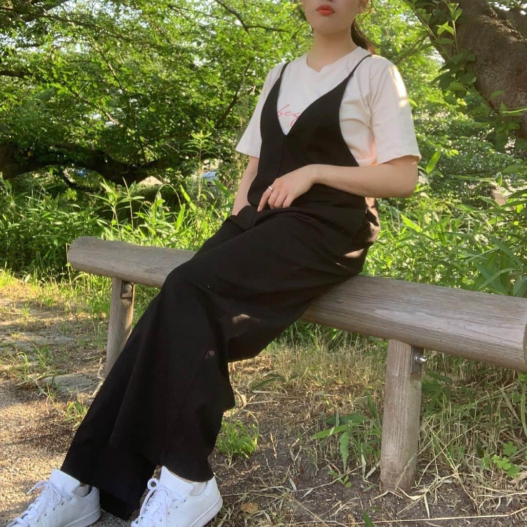 aki【EXSOME】のインスタグラム：「ピクニックやお散歩に持ってこいなオールインワン🍽🤔 . . ファスナーもなく1秒で着られる楽ちんなオールインワンで季節問わず着れるのもおすすめ😊👌 . コロナ禍で外でご飯を食べるのが難しいですが宣言が解けたら友達とピクニックする時に着ようと決めてます😤笑 . . インナーも丁度いい感じのベージュで 白、黒インナーに飽きた方やロゴTシャツでちょっと大人っぽいものを求めてる方にもおすすめです💁‍♀️🤍 . . . ☑︎コットンリネン深Vネックオールインワン ☑︎¥3,180 ☑︎ベージュ(ブラック完売) . . .  topのURLから ご購入していただけます✈︎✈︎✈︎  EXSOME公式LINEがあるので フォローして頂けると嬉しいです✌︎ ⬇︎ . . 公式LINE @efc0920h（アットマークから） . . .  #セレクトショップ #オールインワン #オールインワンコーデ #tシャツコーデ #tシャツ #ベージュコーデ #淡色女子 #コーデアカウント #プチプラ #プチプラファッション #ナチュラルコーデ #春コーデ #ママコーデ #カジュアルコーデ #シンプルコーデ #mineプチプラ部 #mineby3mootd #partegram #exsome_official」