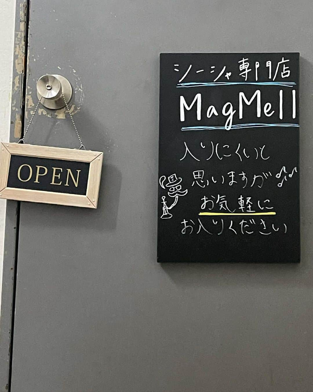 ゆうめろさんのインスタグラム写真 - (ゆうめろInstagram)「・ ・ 隠れ家なシーシャ屋さん🚬💙 ・ 神田駅から徒歩5分のところにある  Mag Mel神田店 ( @kanda_shisha_magmell )に行ってきたよ！ ・ 今回選んだフレーバーは、 チョコレートとストロベリーをミックスにした🍫🍓 甘くて美味しかったな〜(◍ ´꒳` ◍) 私の友達は、ジャスミンのフレーバーにしてた🌿 さっぱりした味わい！！ ・ フレーバーのメニューが沢山あって どれにしようかすごく悩んじゃった🥺❤️ ・ コワーキングスペース営業中のシーシャなので 作業スペースとしても使えるしボードゲームなども 無料で貸出ししてるよ〜！是非シーシャ好きな人行ってみて💐 ・ このワンピースは @selectshop_vivantjolie 🖤 デザインが可愛くてお気に入り॰˳ཻ̊♡ そして、バックリボンになってて可愛い！🎀 ・   #magmell神田店 #神田シーシャ #シーシャ #水タバコ  #マグメル #神田 #magmell #ボードゲーム」6月2日 21時38分 - yk.o0