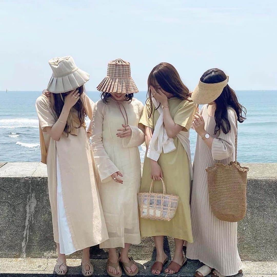 R i R y (リリー)さんのインスタグラム写真 - (R i R y (リリー)Instagram)「『初夏の帽子コーデ👒』　　  お洒落だで日焼け防止にもなる帽子コーデ✨ シミラールックにしても可愛い🤍  Photo by﻿ @__k__zu @senaaaa0309  ✴︎---------------✴︎---------------✴︎﻿ ﻿ ▶▶掲載する写真を募集中📸﻿ カワイイ写真が撮れたら、@velle.jp をタグ付けするか、ハッシュタグ #velle_jp をつけて投稿してみてね♪﻿ ﻿ velle編集部と一緒にカワイイで溢れるvelleを創っていこう😚🤍  ✴︎---------------✴︎---------------✴︎﻿ #シアーシャツ　#シャツコーデ　#シアーシャツコーデ #ビスチェコーデ #シャツワンピース　#ボリューム袖 #着回しコーデ  #ストローハット #脚を出さないコーデ #ゆるコーデ #低身長コーデ #麦わら帽子コーデ #kastane #kastane_ootd #lattice #おすすめコーデ #消えそうな色コーデ #シミラールック #おそろコーデ #ペアルック #シミラールックコーデ #双子コーデ #淡色女子 #淡色コーデ #今日のコーデ #服好きな人と繋がりたい #お洒落さんと繋がりたい #おしゃれさんと繋がりたい #ストローハットコーデ」6月2日 21時48分 - velle.jp