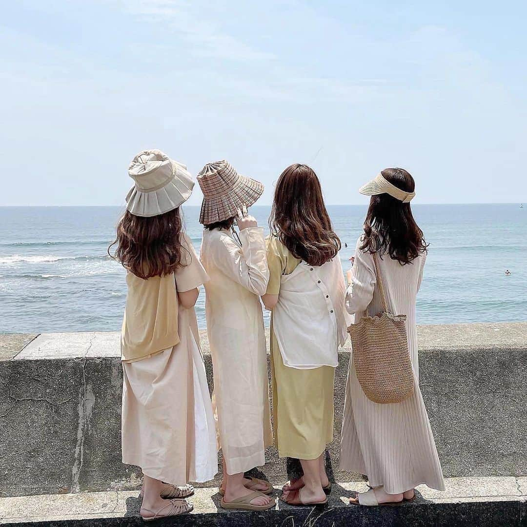 R i R y (リリー)さんのインスタグラム写真 - (R i R y (リリー)Instagram)「『初夏の帽子コーデ👒』　　  お洒落だで日焼け防止にもなる帽子コーデ✨ シミラールックにしても可愛い🤍  Photo by﻿ @__k__zu @senaaaa0309  ✴︎---------------✴︎---------------✴︎﻿ ﻿ ▶▶掲載する写真を募集中📸﻿ カワイイ写真が撮れたら、@velle.jp をタグ付けするか、ハッシュタグ #velle_jp をつけて投稿してみてね♪﻿ ﻿ velle編集部と一緒にカワイイで溢れるvelleを創っていこう😚🤍  ✴︎---------------✴︎---------------✴︎﻿ #シアーシャツ　#シャツコーデ　#シアーシャツコーデ #ビスチェコーデ #シャツワンピース　#ボリューム袖 #着回しコーデ  #ストローハット #脚を出さないコーデ #ゆるコーデ #低身長コーデ #麦わら帽子コーデ #kastane #kastane_ootd #lattice #おすすめコーデ #消えそうな色コーデ #シミラールック #おそろコーデ #ペアルック #シミラールックコーデ #双子コーデ #淡色女子 #淡色コーデ #今日のコーデ #服好きな人と繋がりたい #お洒落さんと繋がりたい #おしゃれさんと繋がりたい #ストローハットコーデ」6月2日 21時48分 - velle.jp