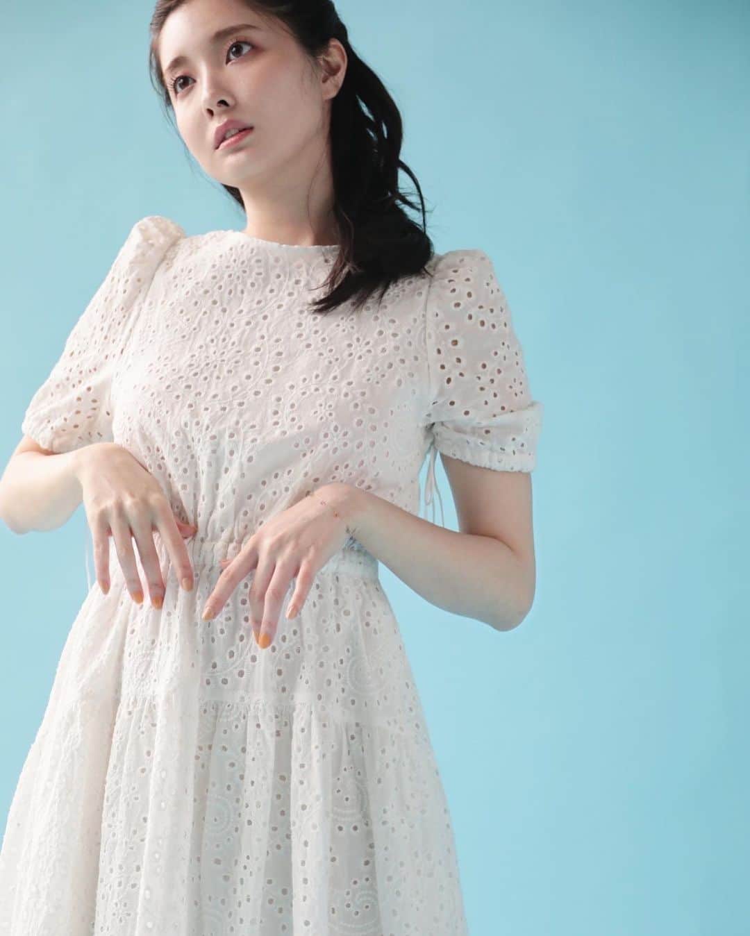 大石絵理のインスタグラム：「おでかけにも使えるコットンワンピース👗🤍 ウエストラインが高く、アーチラインも入れているのでスタイルアップして見えます💖 背中もちょっぴりセクシー😘💗 こちらも先行予約はじまりました。」